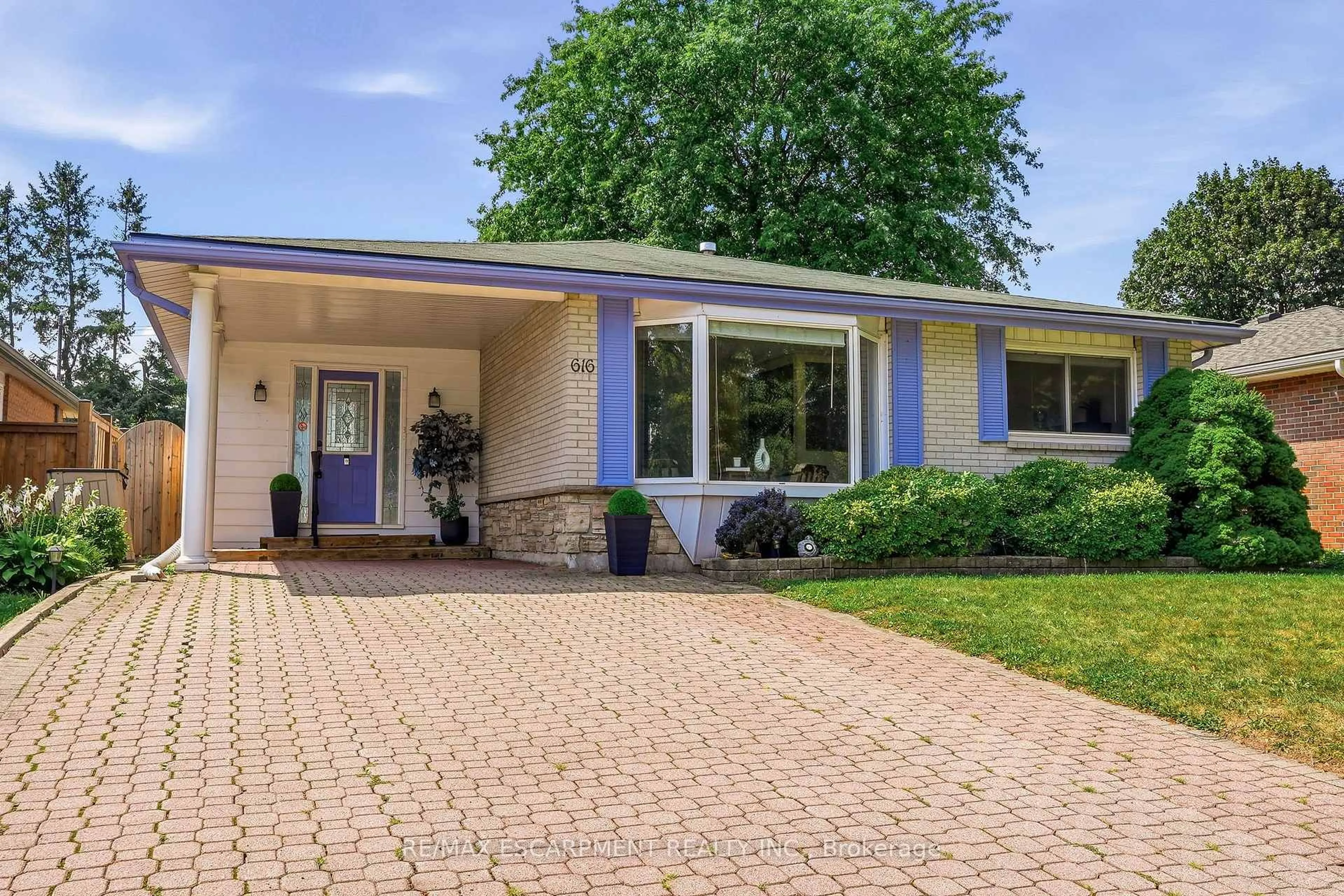 Home with brick exterior material, street for 616 Mullin Way, Burlington Ontario L7L 4J4