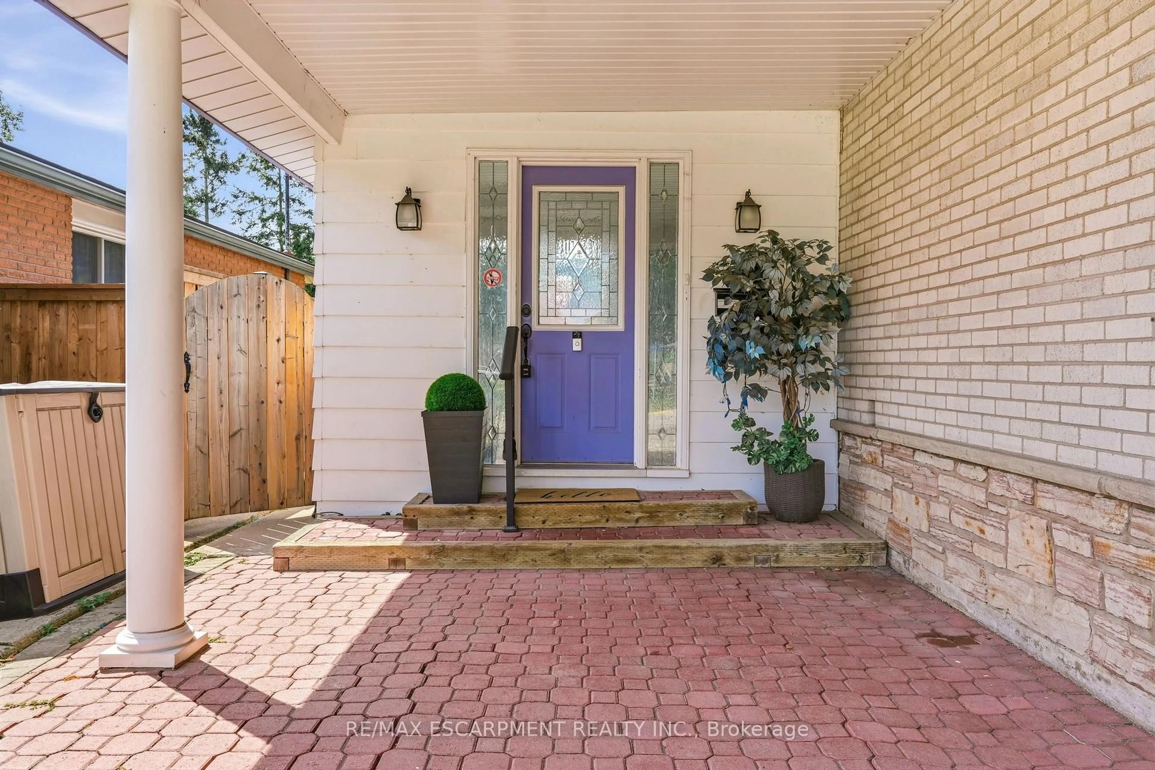 Indoor entryway for 616 Mullin Way, Burlington Ontario L7L 4J4