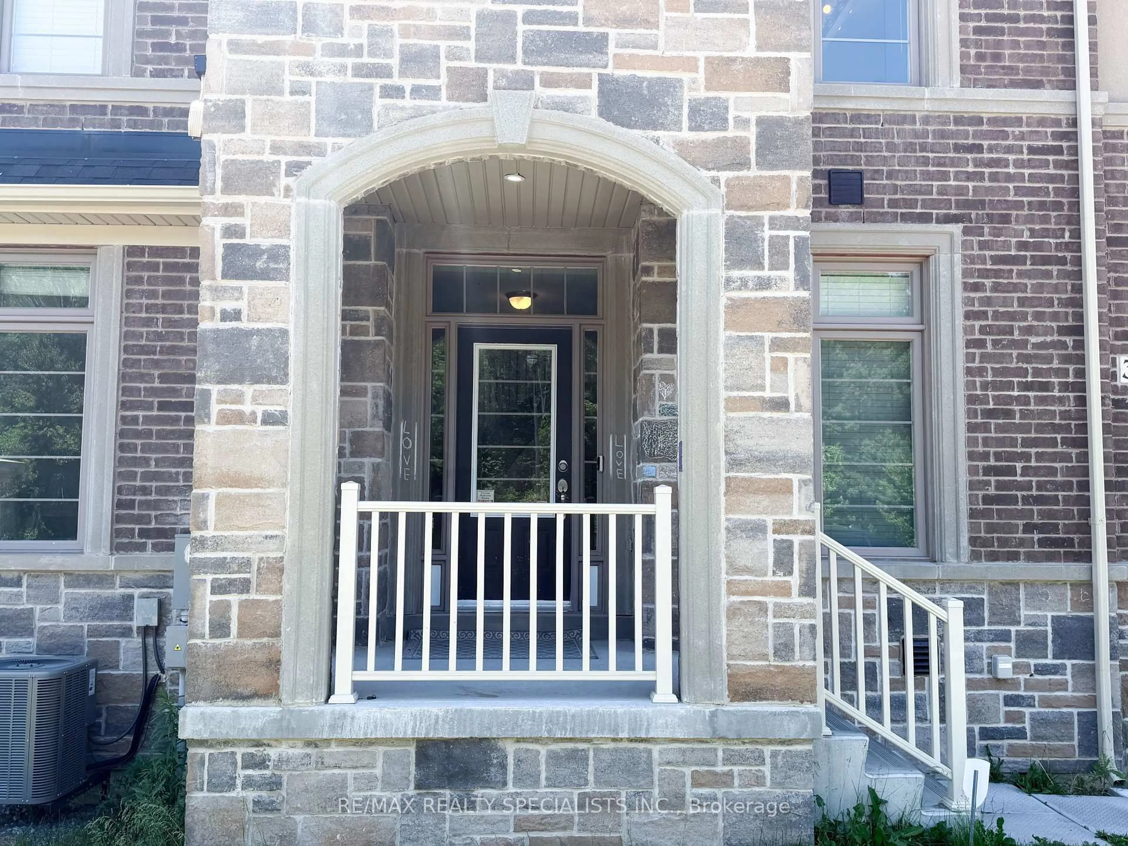 Indoor entryway for 380 Rivermont Rd, Brampton Ontario L6Y 6H7