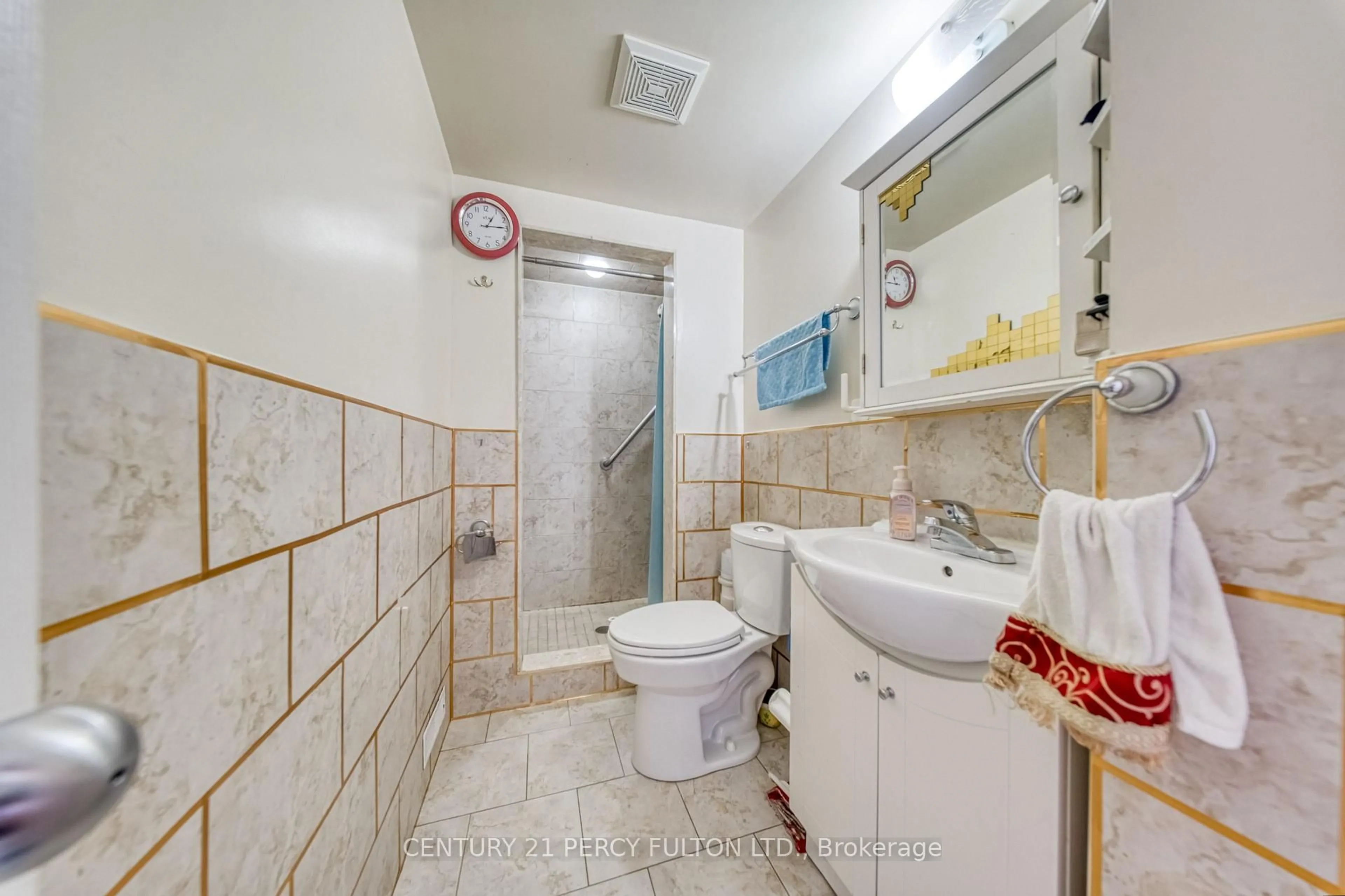 Standard bathroom, ceramic/tile floor for 15 Haverson Blvd, Toronto Ontario M6M 3J5