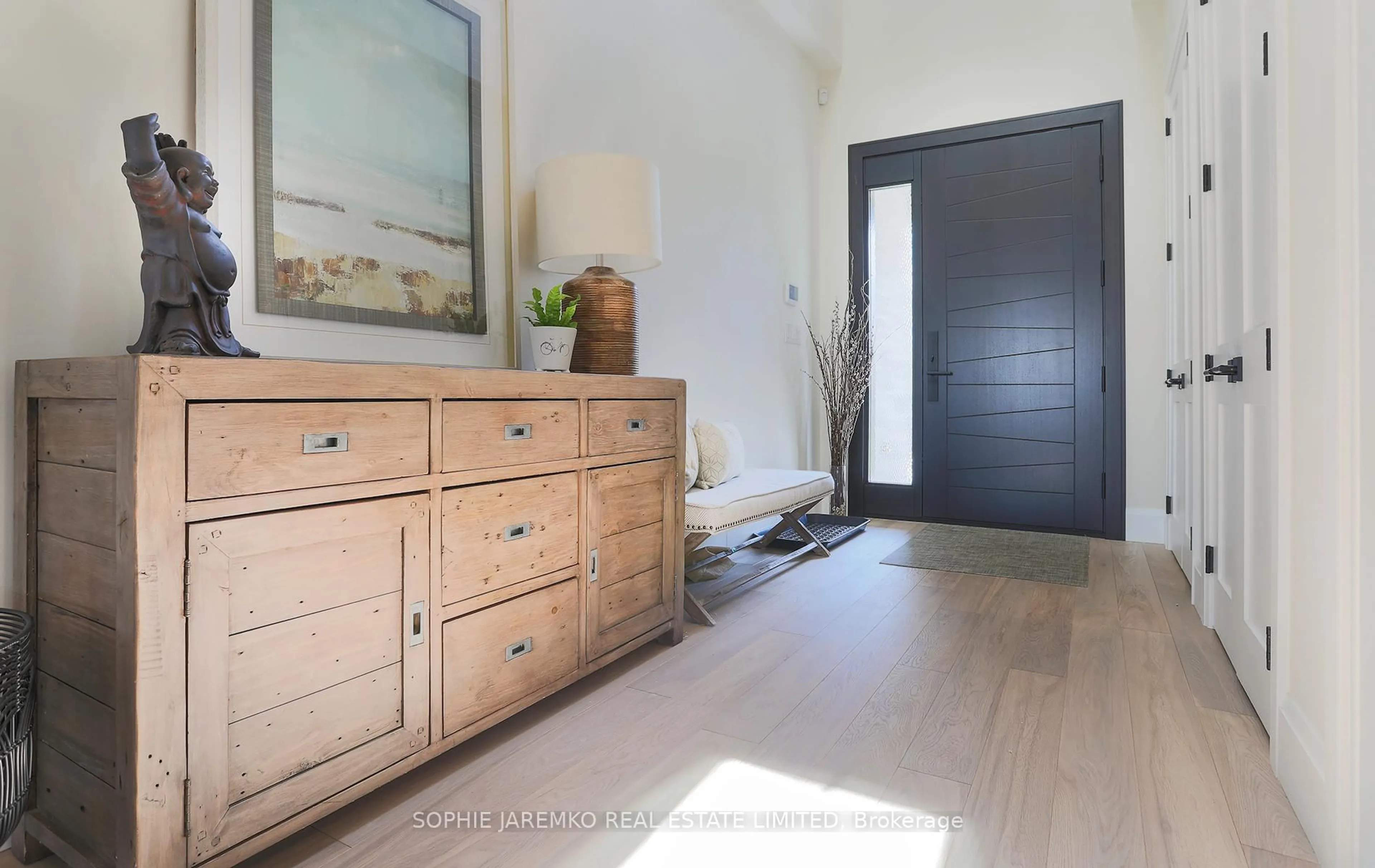 Indoor entryway for 939 Melton Dr, Mississauga Ontario L4Y 1K9