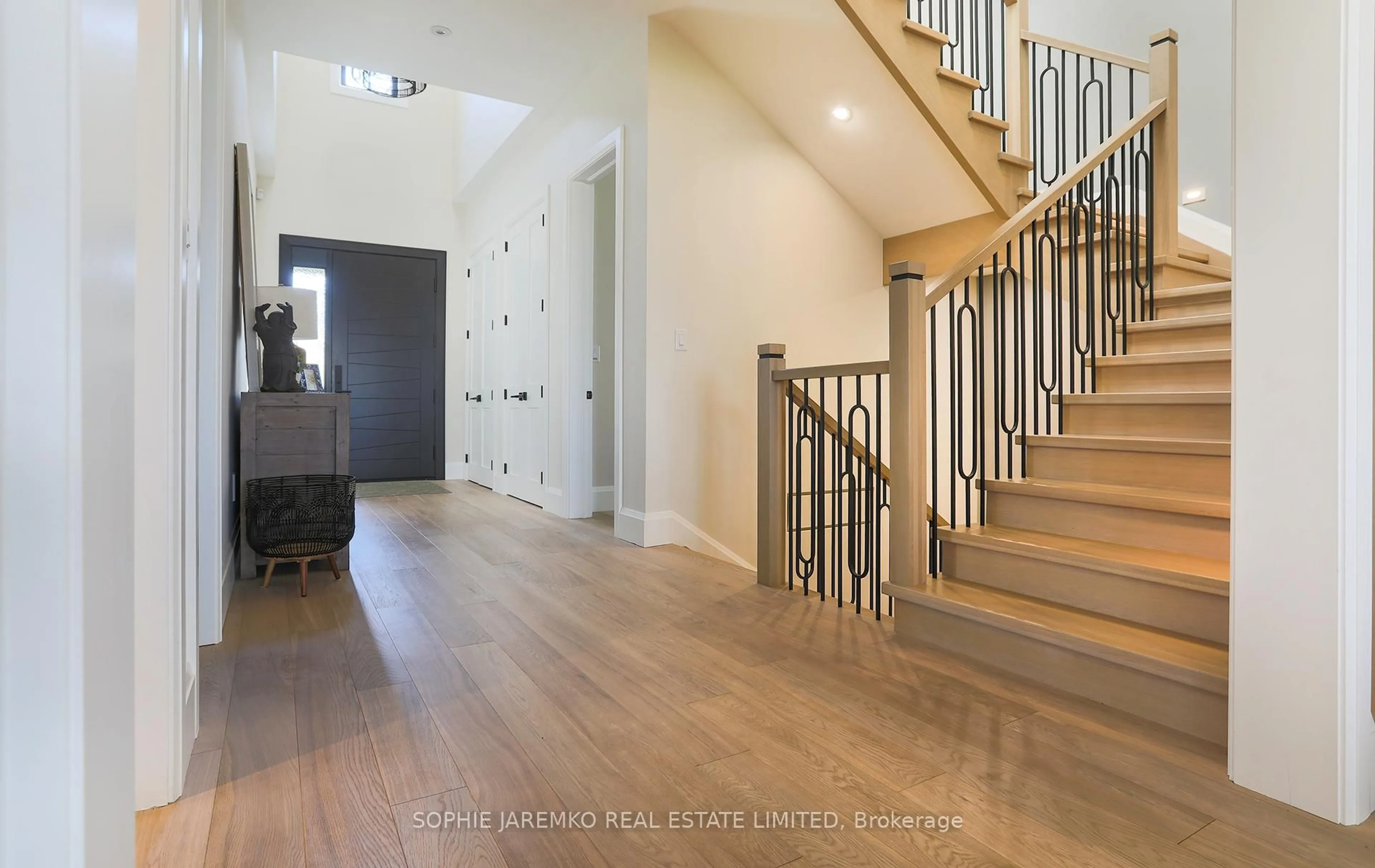 Indoor entryway for 939 Melton Dr, Mississauga Ontario L4Y 1K9