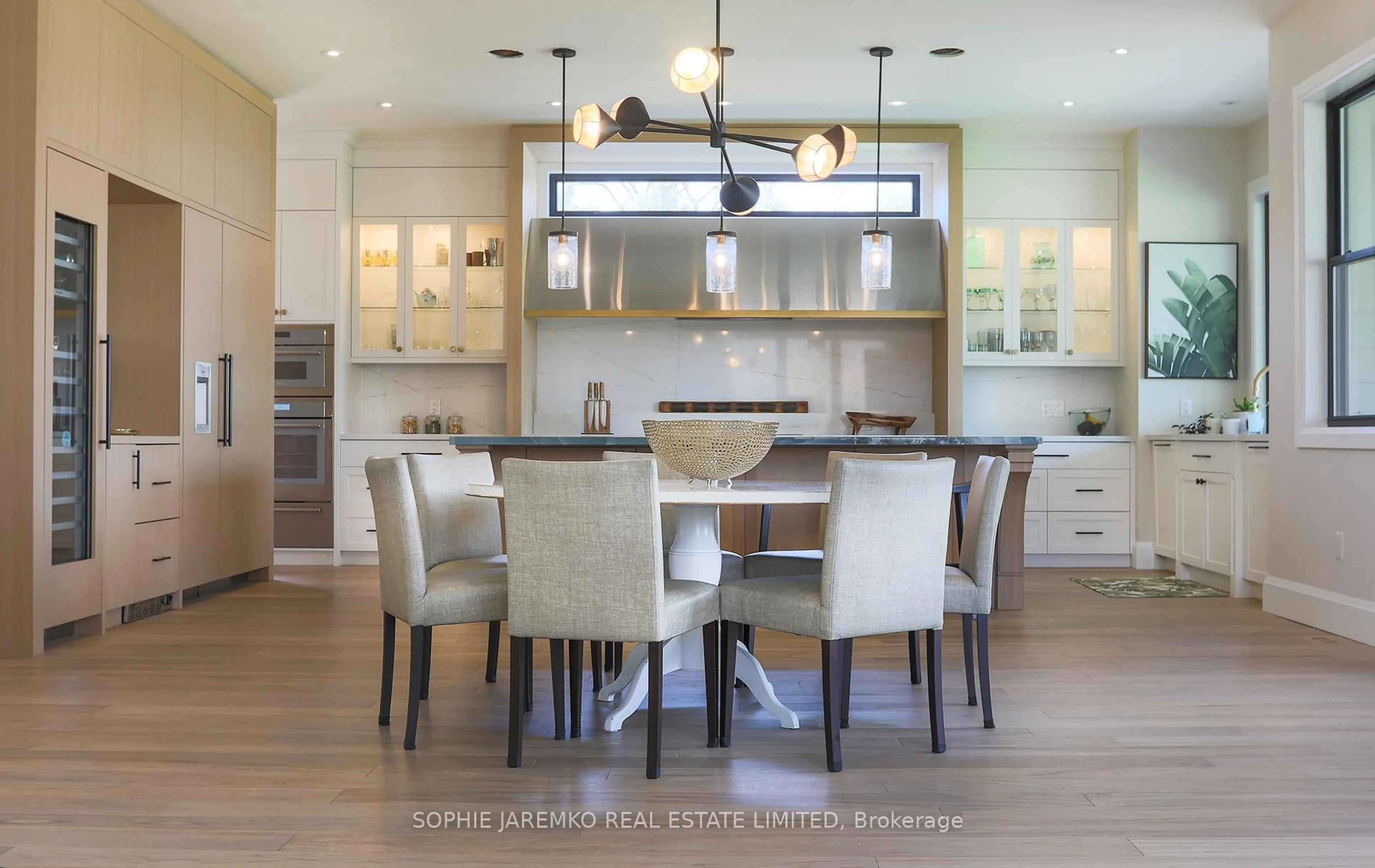 Open concept kitchen, wood/laminate floor for 939 Melton Dr, Mississauga Ontario L4Y 1K9