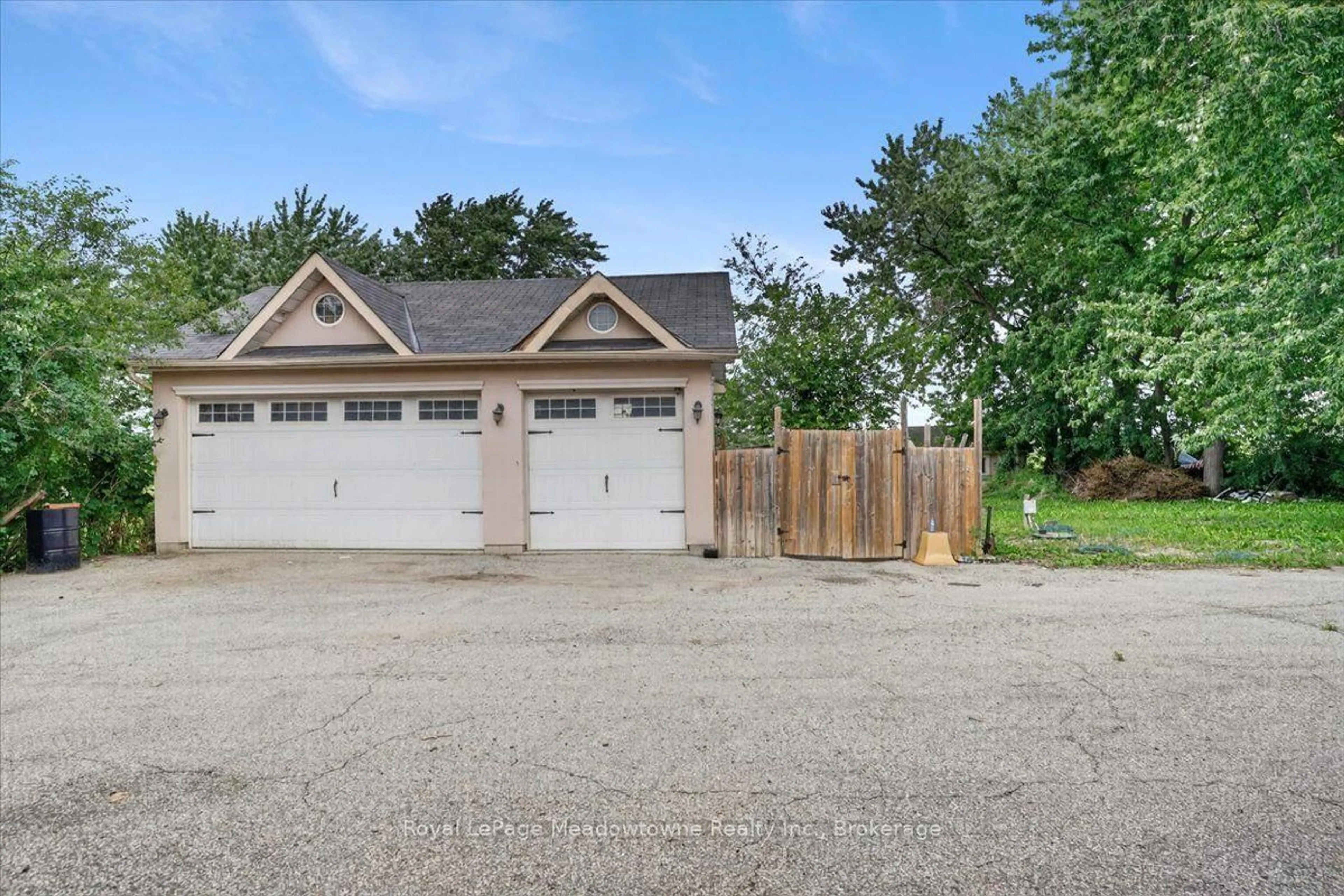 Indoor garage for 8159 Eighth Line, Halton Hills Ontario L7G 4S5