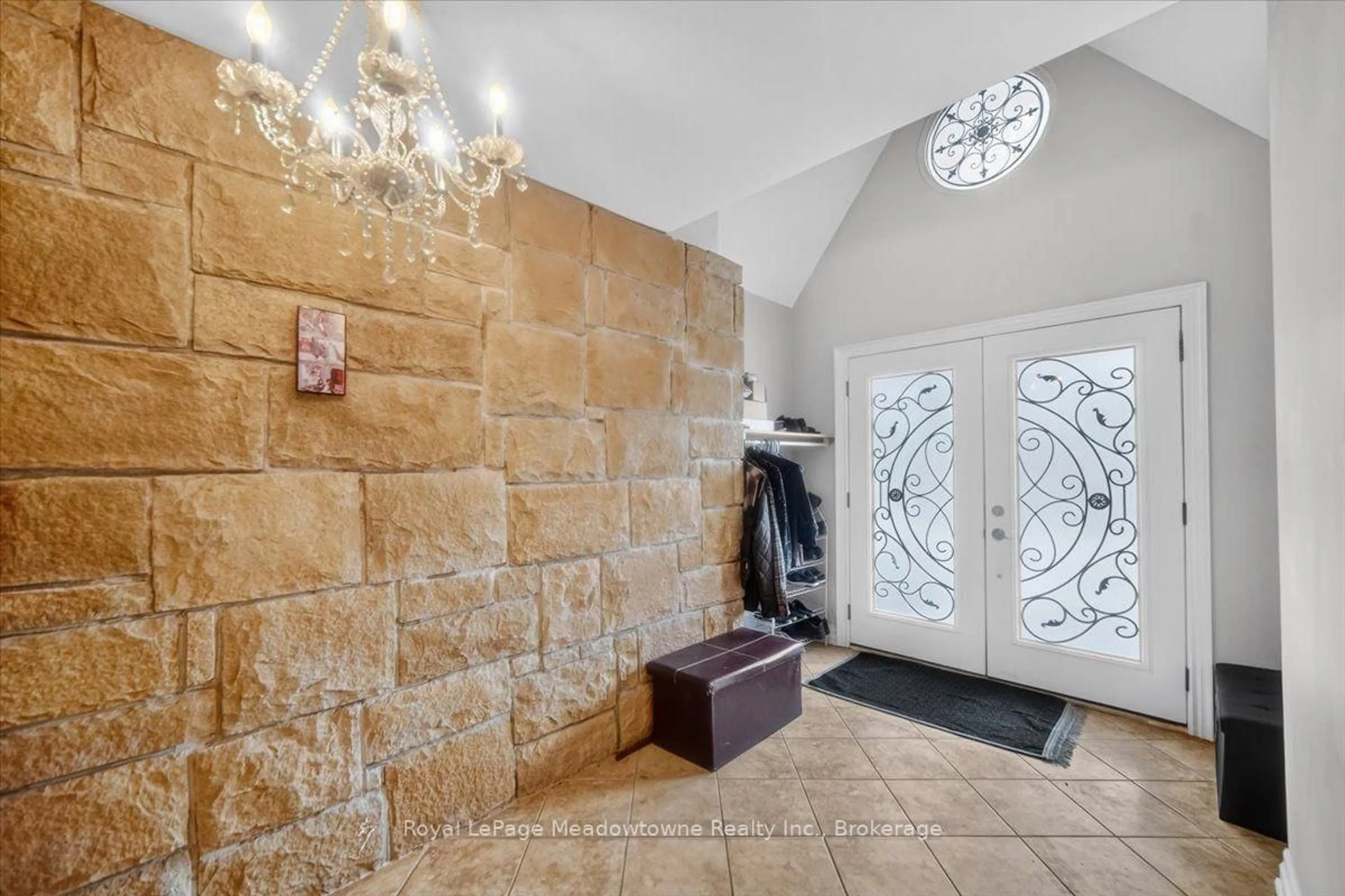 Indoor foyer for 8159 Eighth Line, Halton Hills Ontario L7G 4S5