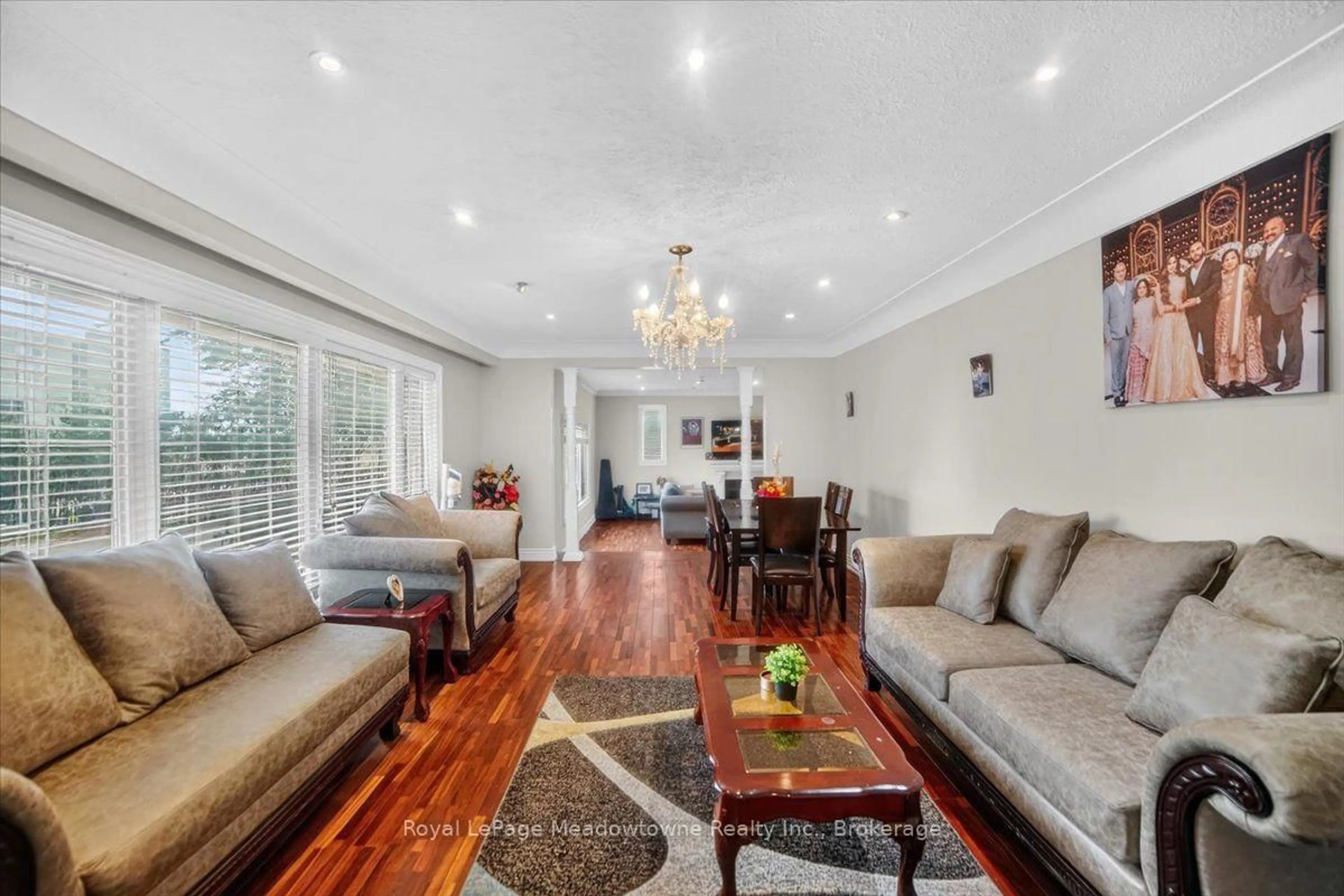 Living room with furniture, unknown for 8159 Eighth Line, Halton Hills Ontario L7G 4S5