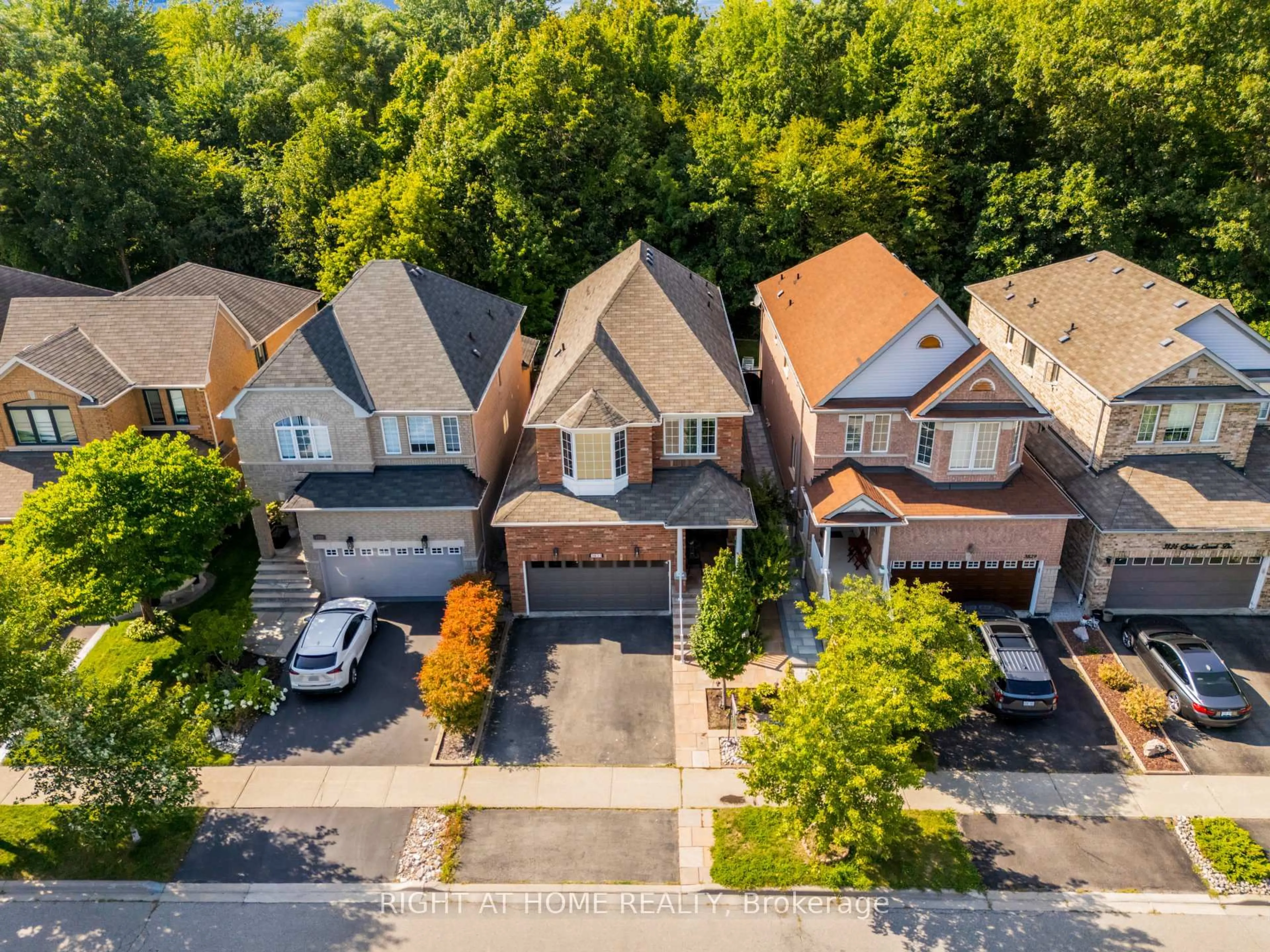 A pic from outside/outdoor area/front of a property/back of a property/a pic from drone, street for 3833 Quiet Creek Dr, Mississauga Ontario L5M 8B1