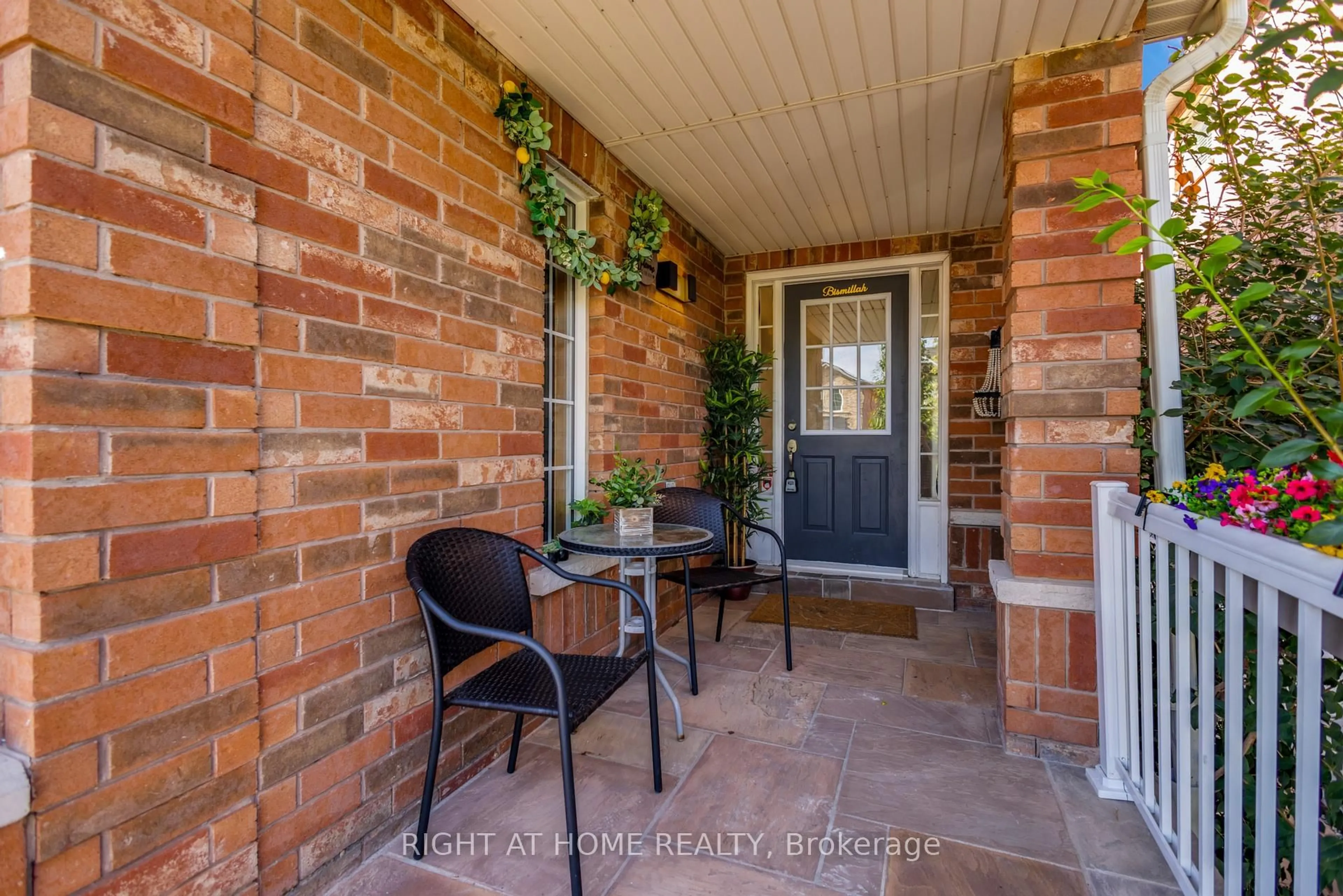 Indoor entryway for 3833 Quiet Creek Dr, Mississauga Ontario L5M 8B1