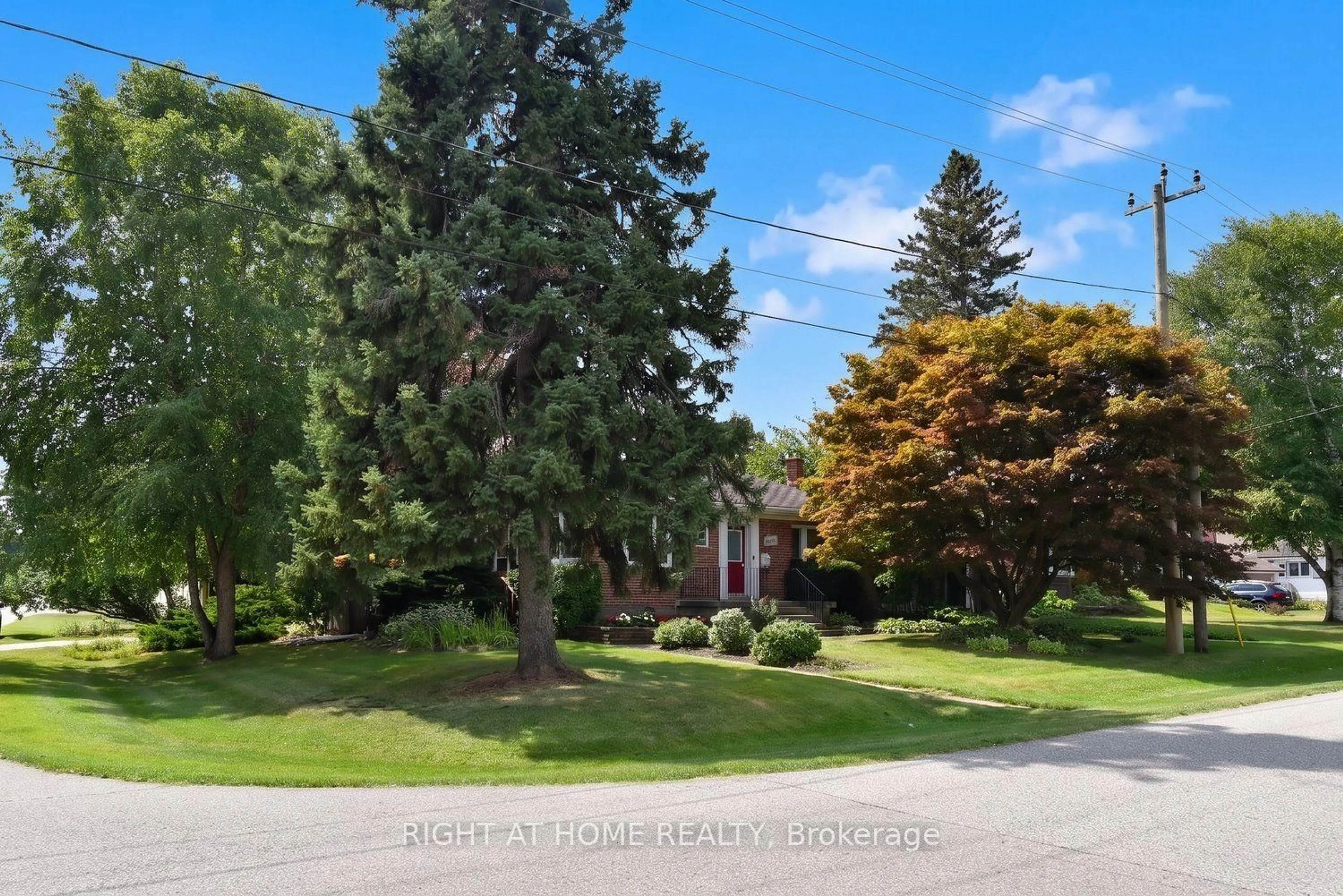 A pic from outside/outdoor area/front of a property/back of a property/a pic from drone, street for 936 Boothman Ave, Burlington Ontario L7T 1P6