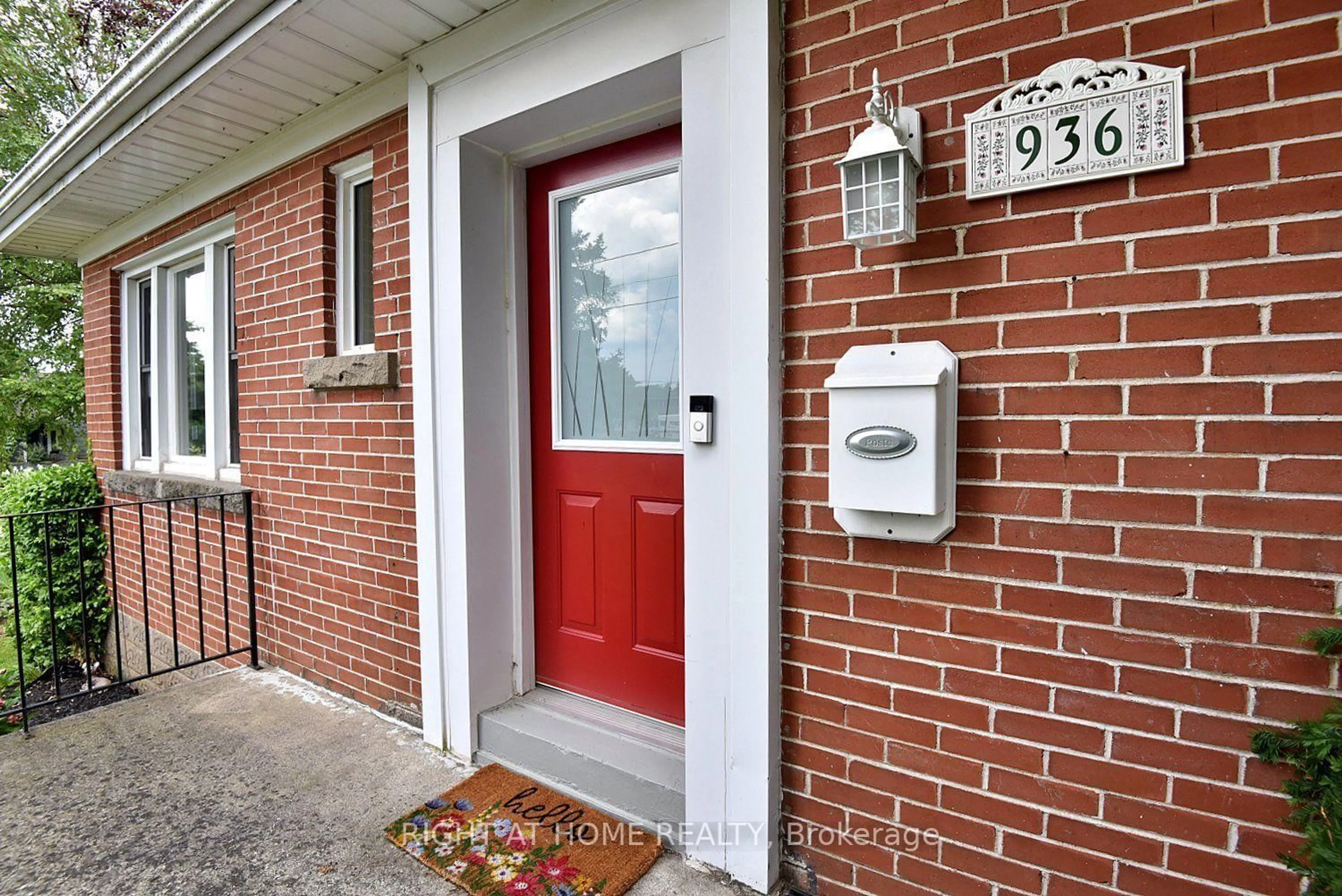 Indoor entryway for 936 Boothman Ave, Burlington Ontario L7T 1P6
