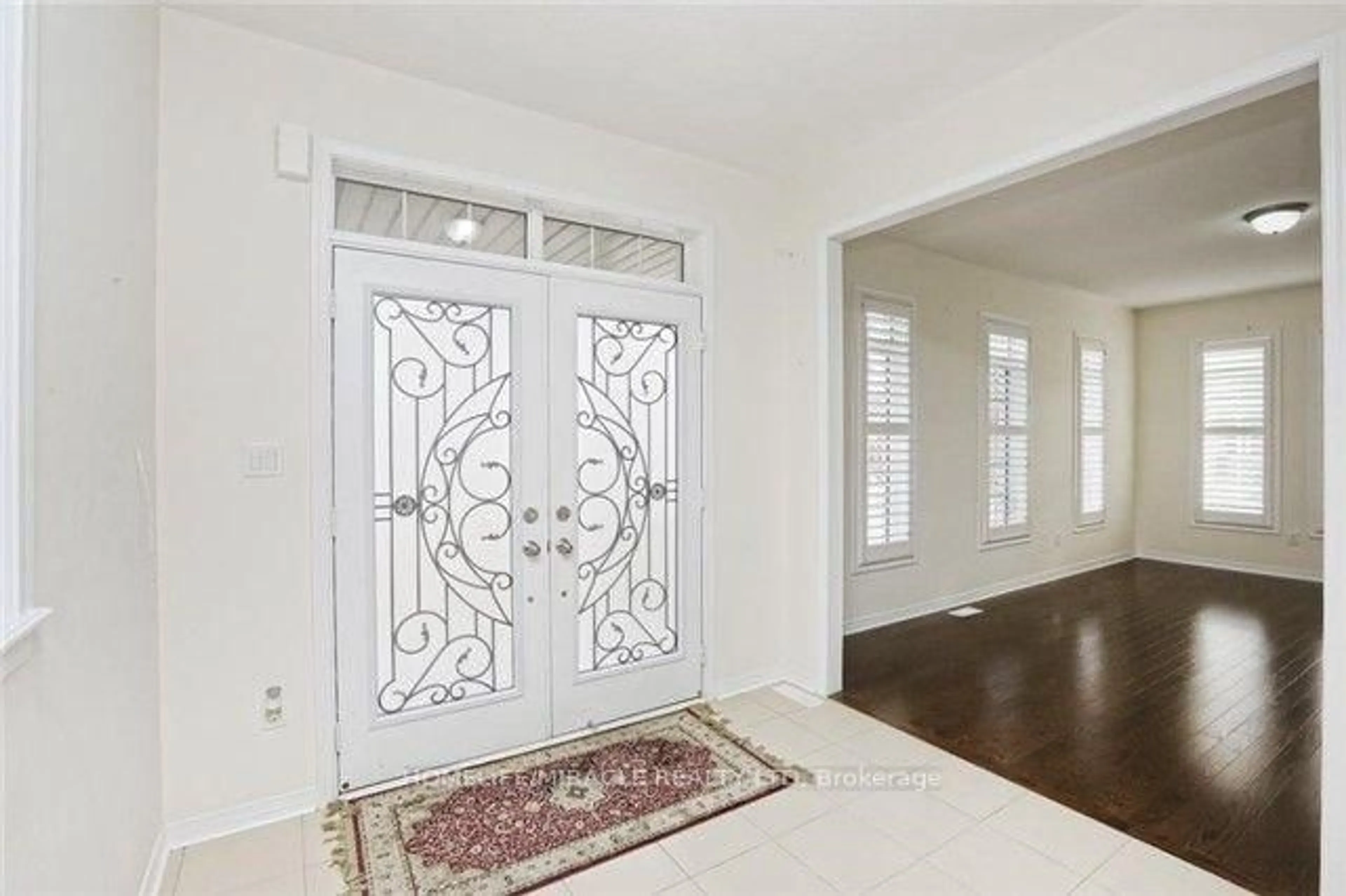 Indoor entryway for 8 Arrowstone Crt, Brampton Ontario L6R 3T5