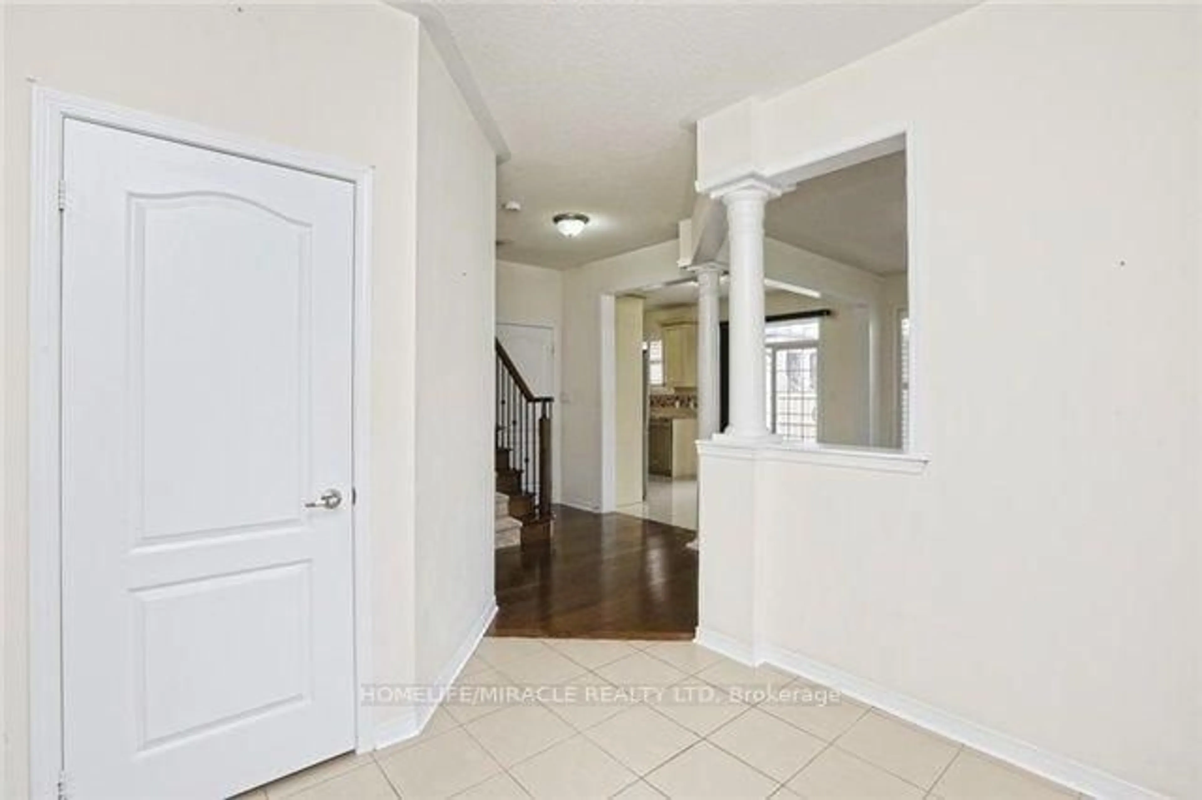Indoor entryway for 8 Arrowstone Crt, Brampton Ontario L6R 3T5
