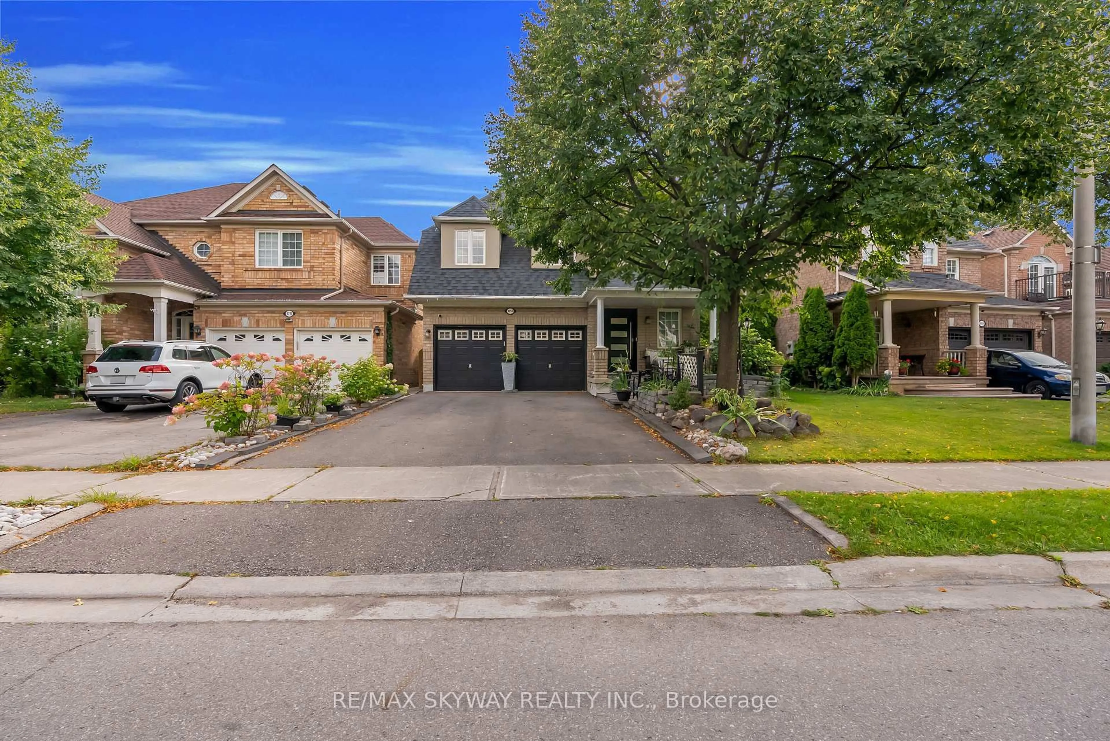 A pic from outside/outdoor area/front of a property/back of a property/a pic from drone, street for 6214 Miriam Way, Mississauga Ontario L5N 8J6