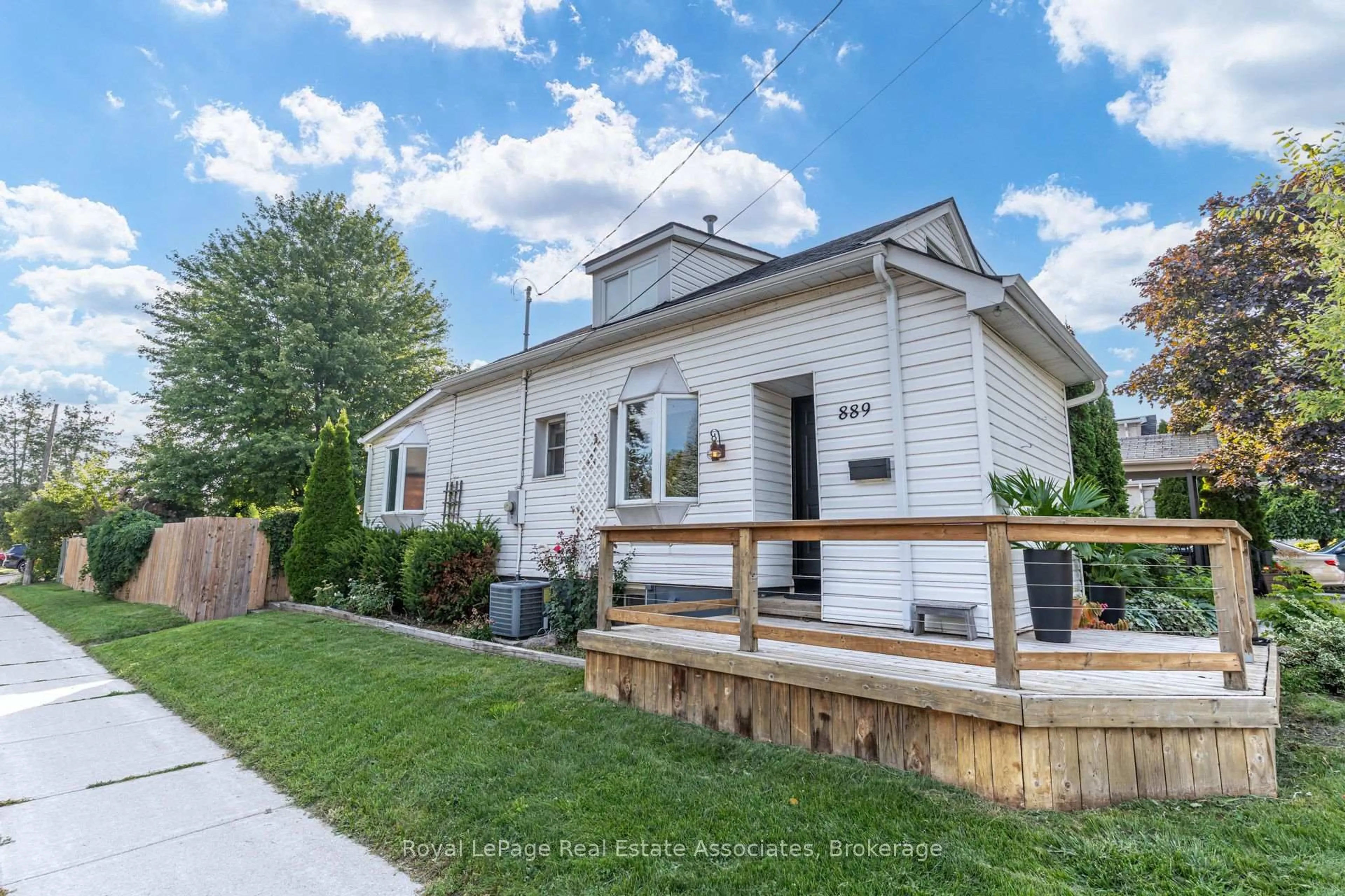 Home with vinyl exterior material, street for 889 Third St, Mississauga Ontario L5E 1C2