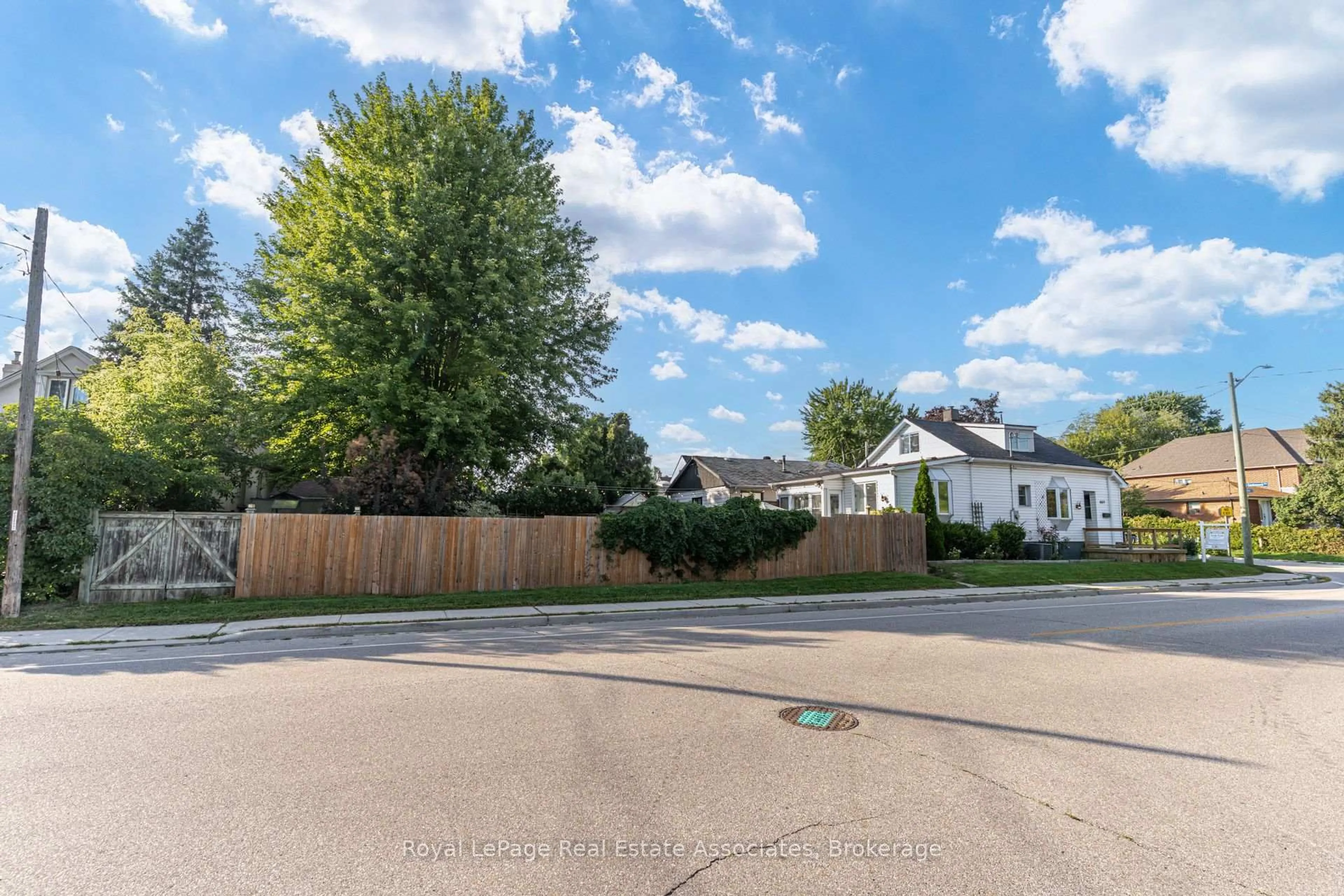 A pic from outside/outdoor area/front of a property/back of a property/a pic from drone, street for 889 Third St, Mississauga Ontario L5E 1C2