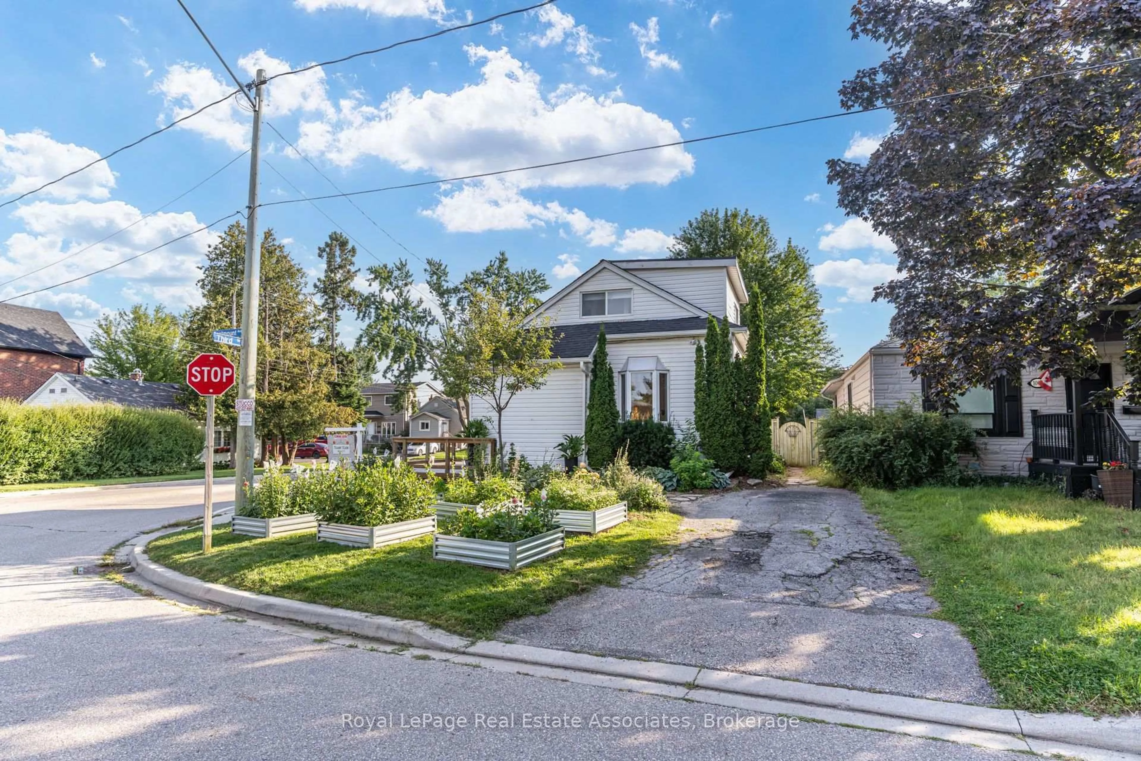 A pic from outside/outdoor area/front of a property/back of a property/a pic from drone, street for 889 Third St, Mississauga Ontario L5E 1C2