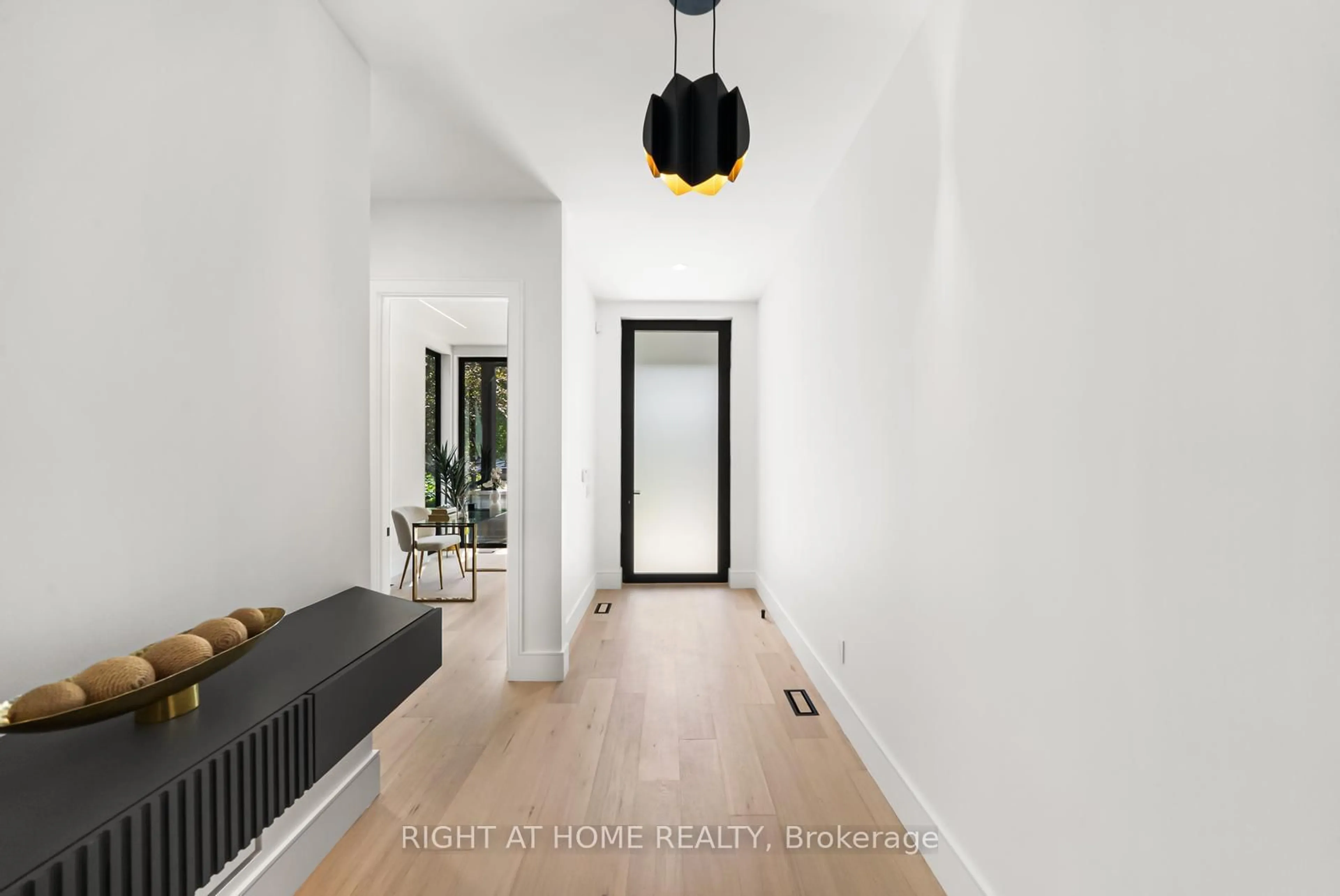 Indoor entryway for 1205 Canterbury Rd, Mississauga Ontario L5G 4A4