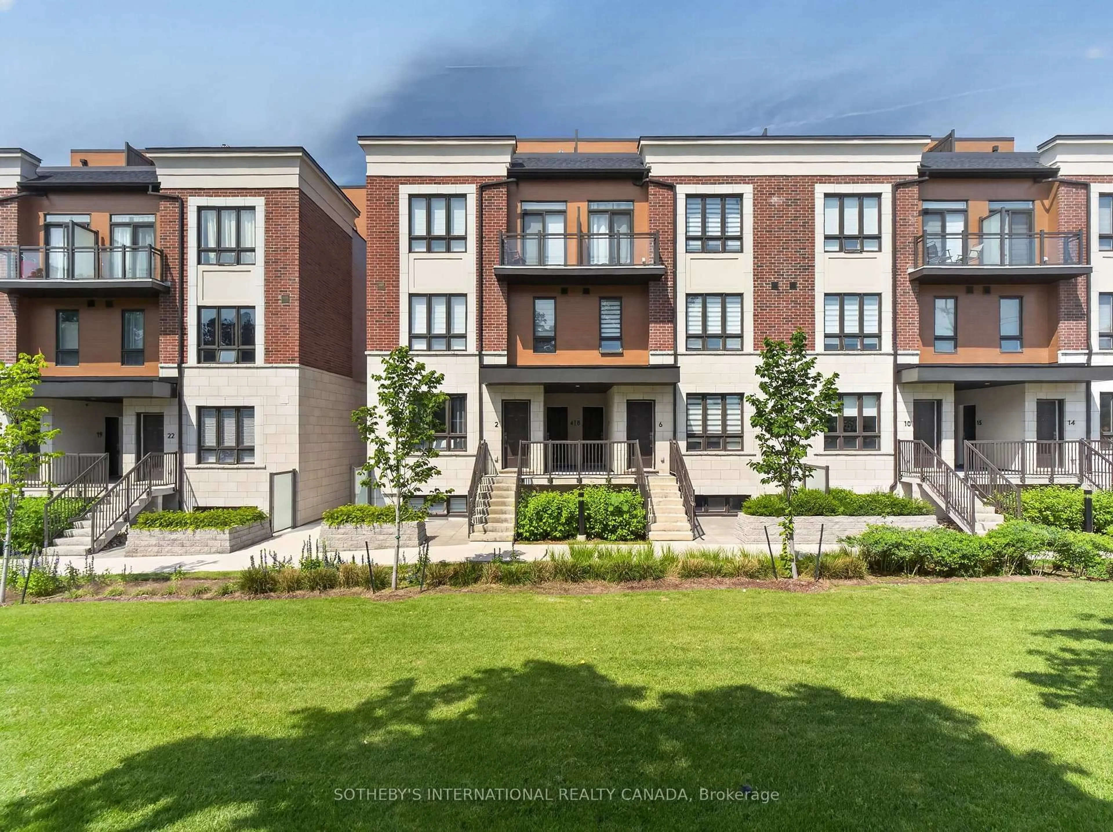 A pic from outside/outdoor area/front of a property/back of a property/a pic from drone, building for 4017 Hickory Dr #4, Mississauga Ontario L4W 0G6