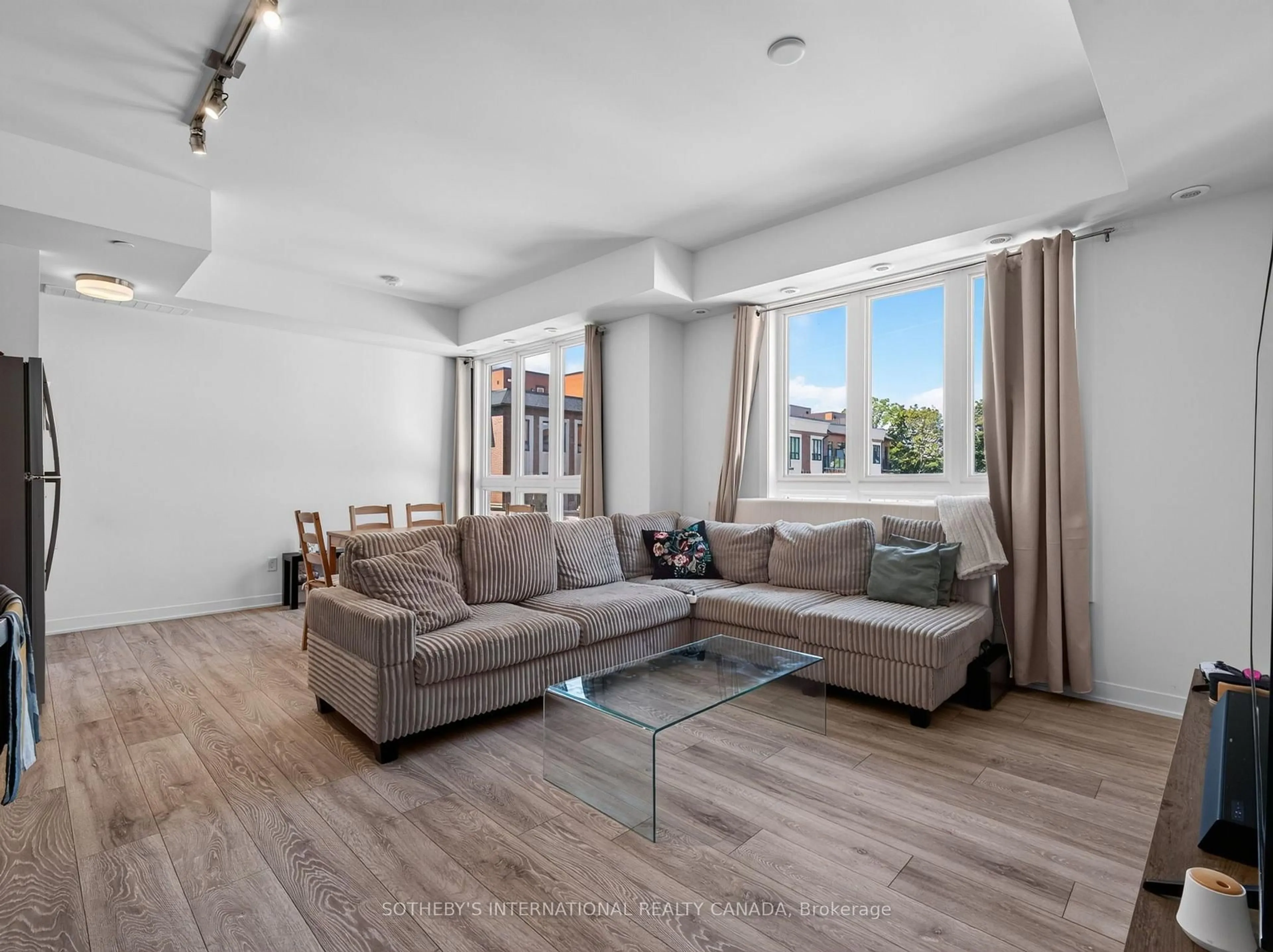 Living room with furniture, unknown for 4017 Hickory Dr #4, Mississauga Ontario L4W 0G6