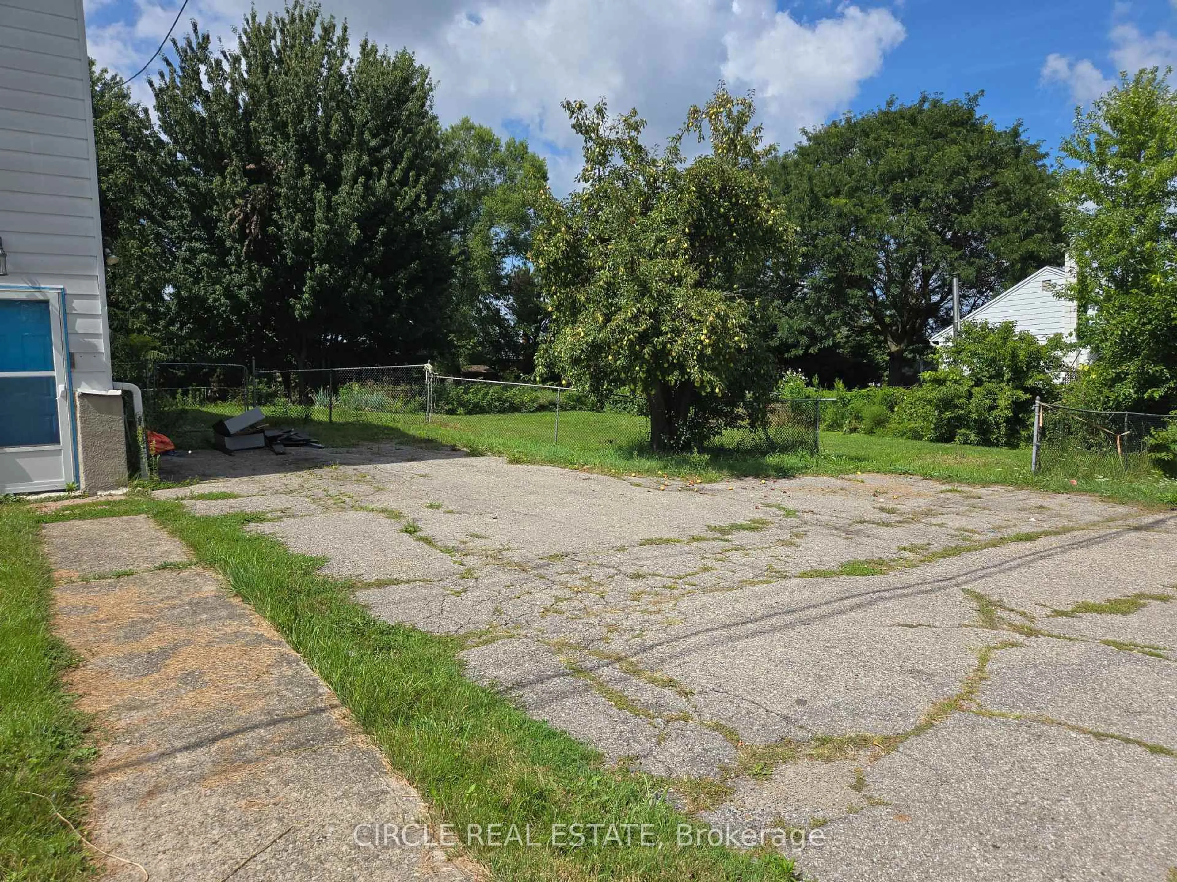 A pic from outside/outdoor area/front of a property/back of a property/a pic from drone, street for 4 3rd Sdrd, Milton Ontario L9T 2W4