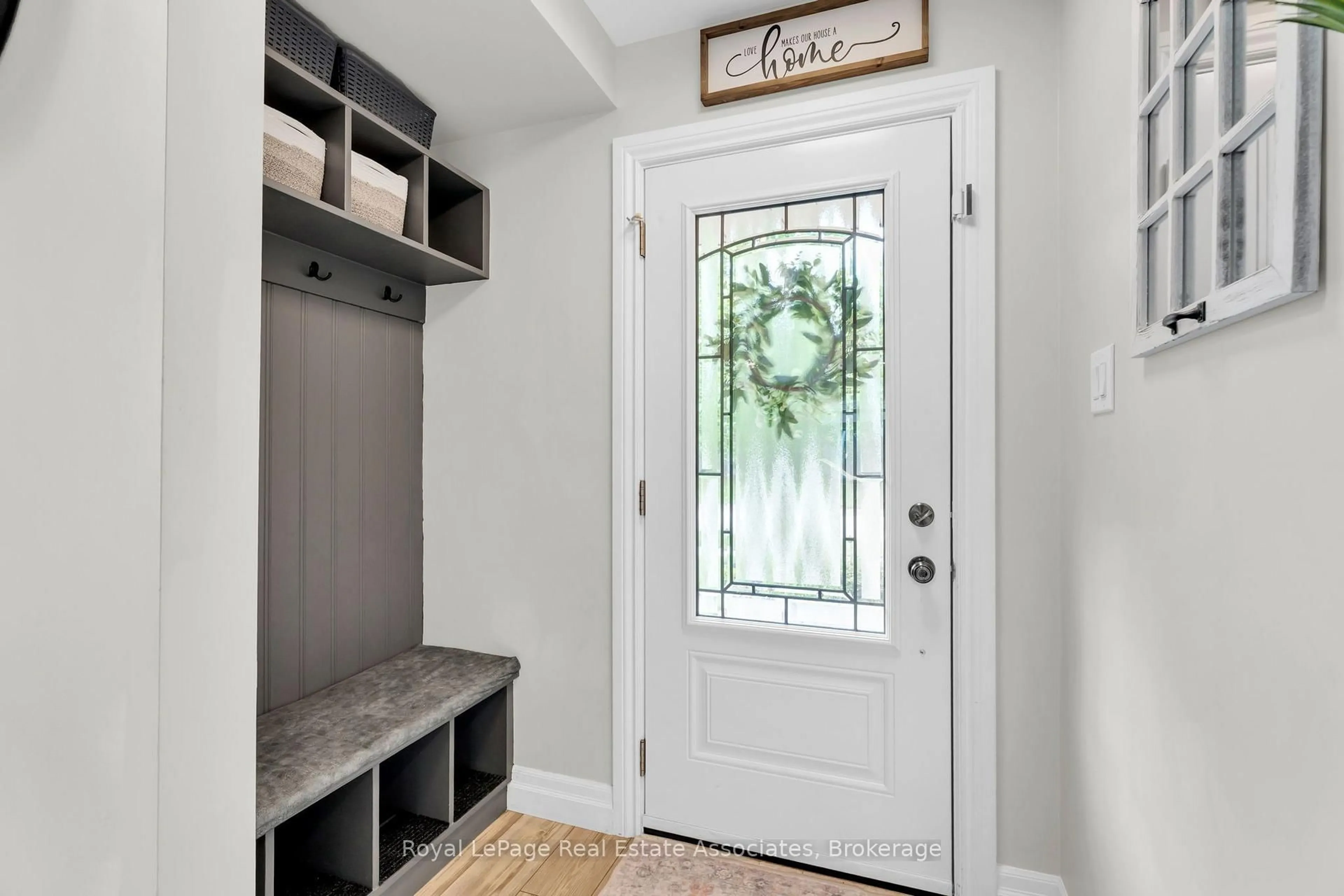 Indoor entryway for 22 Mccullough Cres, Halton Hills Ontario L7G 5N5