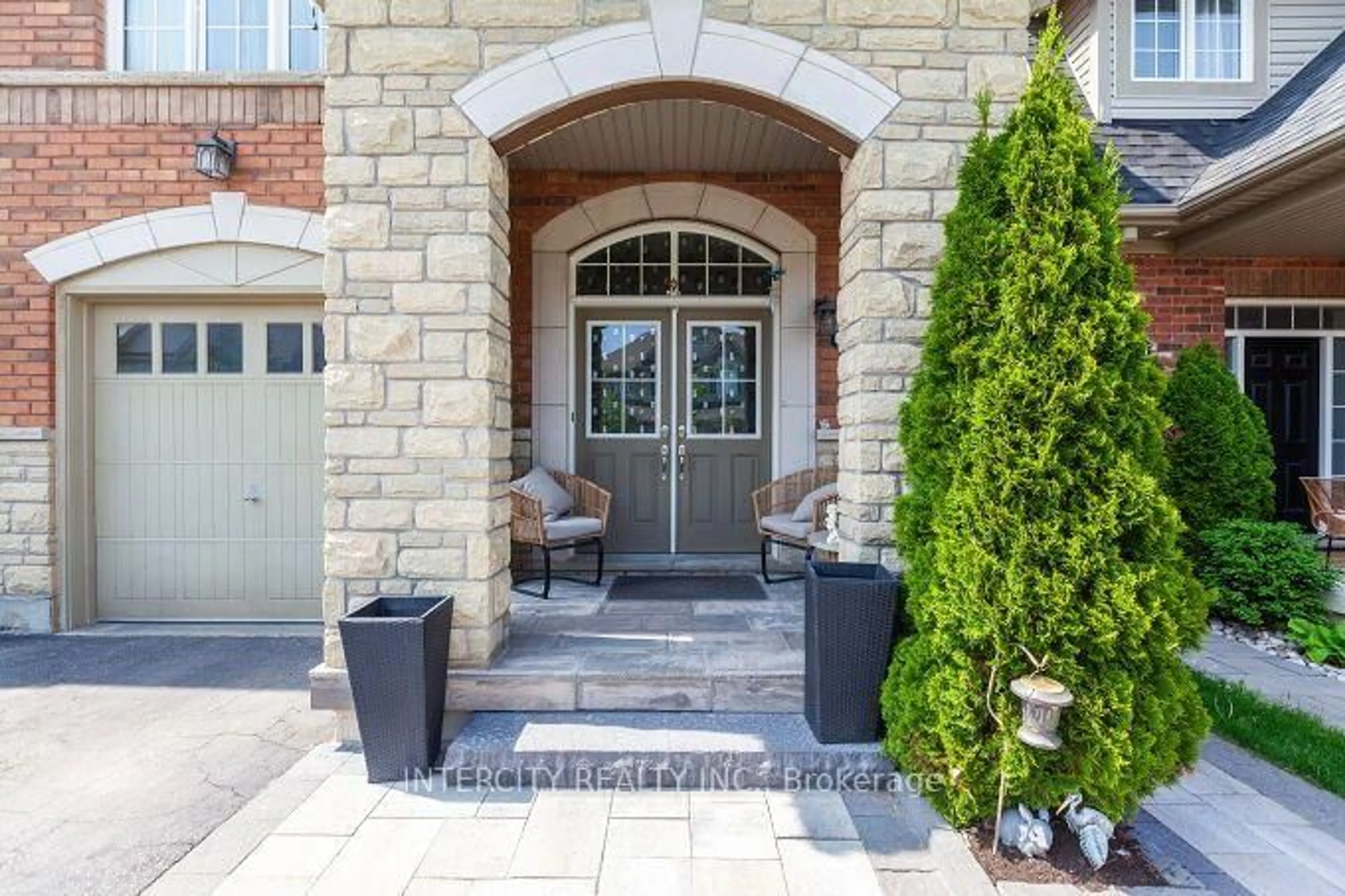 Indoor entryway for 52 Mcpherson Rd, Caledon Ontario L7C 4A7