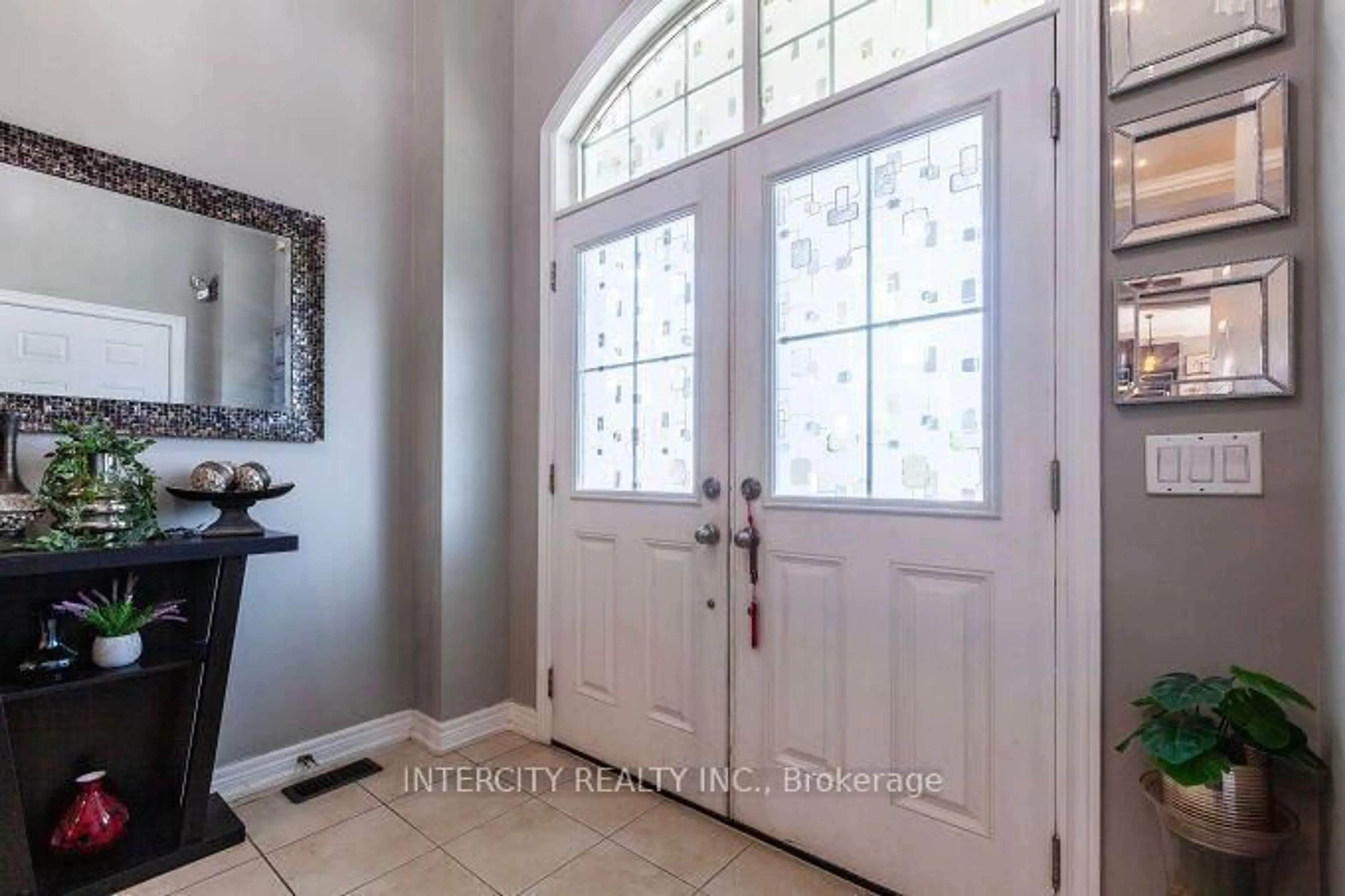 Indoor entryway for 52 Mcpherson Rd, Caledon Ontario L7C 4A7