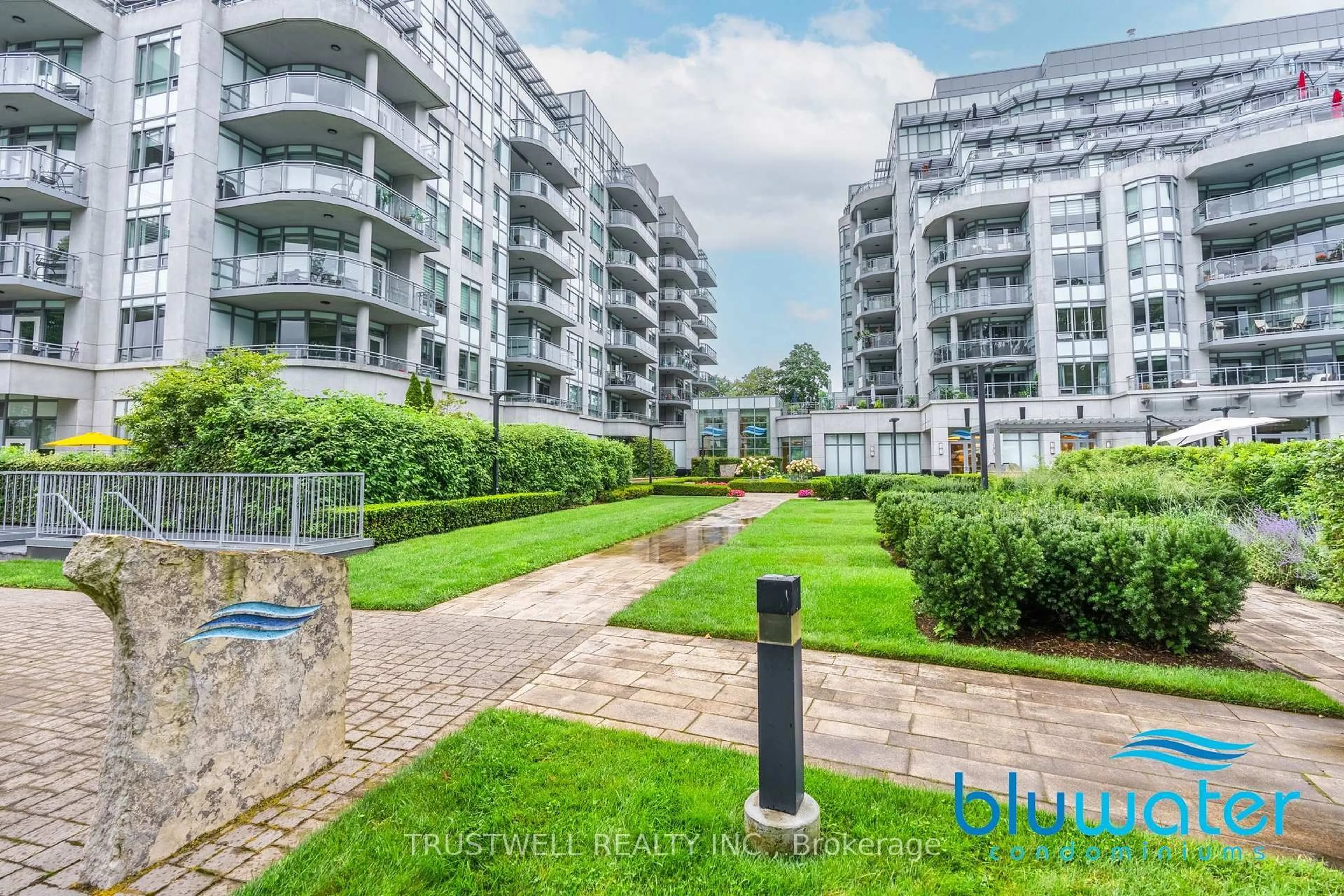 A pic from outside/outdoor area/front of a property/back of a property/a pic from drone, building for 3500 Lakeshore Rd #720, Oakville Ontario L6L 0B4