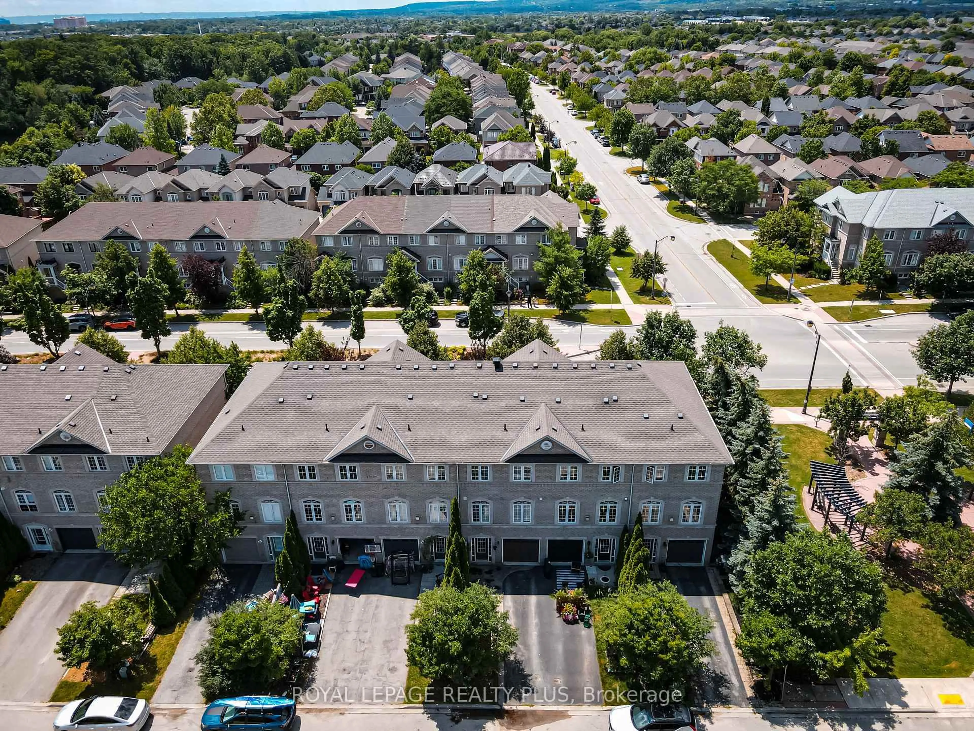 A pic from outside/outdoor area/front of a property/back of a property/a pic from drone, unknown for 2333 Sutton Dr, Burlington Ontario L7L 6Y9