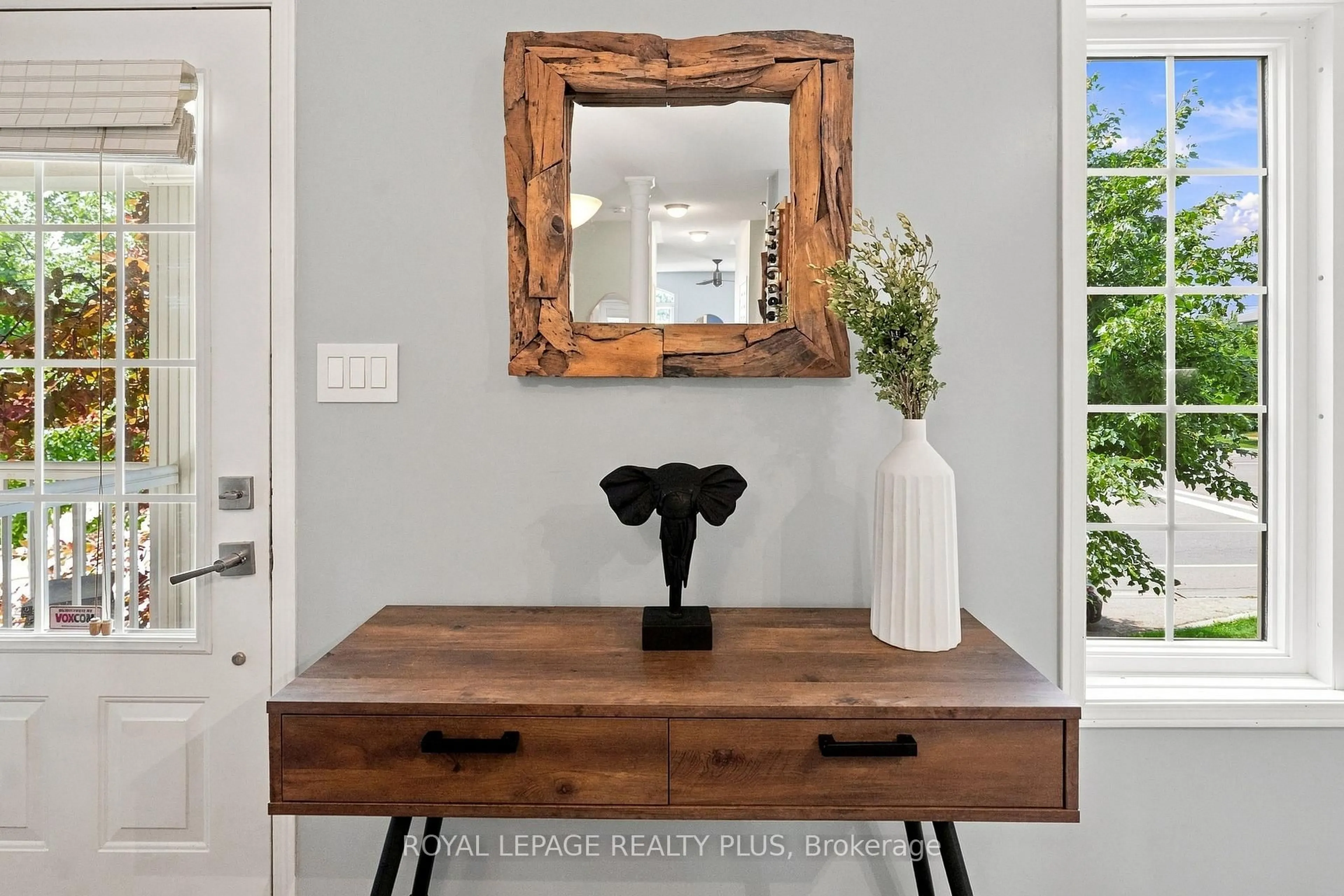 Indoor entryway for 2333 Sutton Dr, Burlington Ontario L7L 6Y9