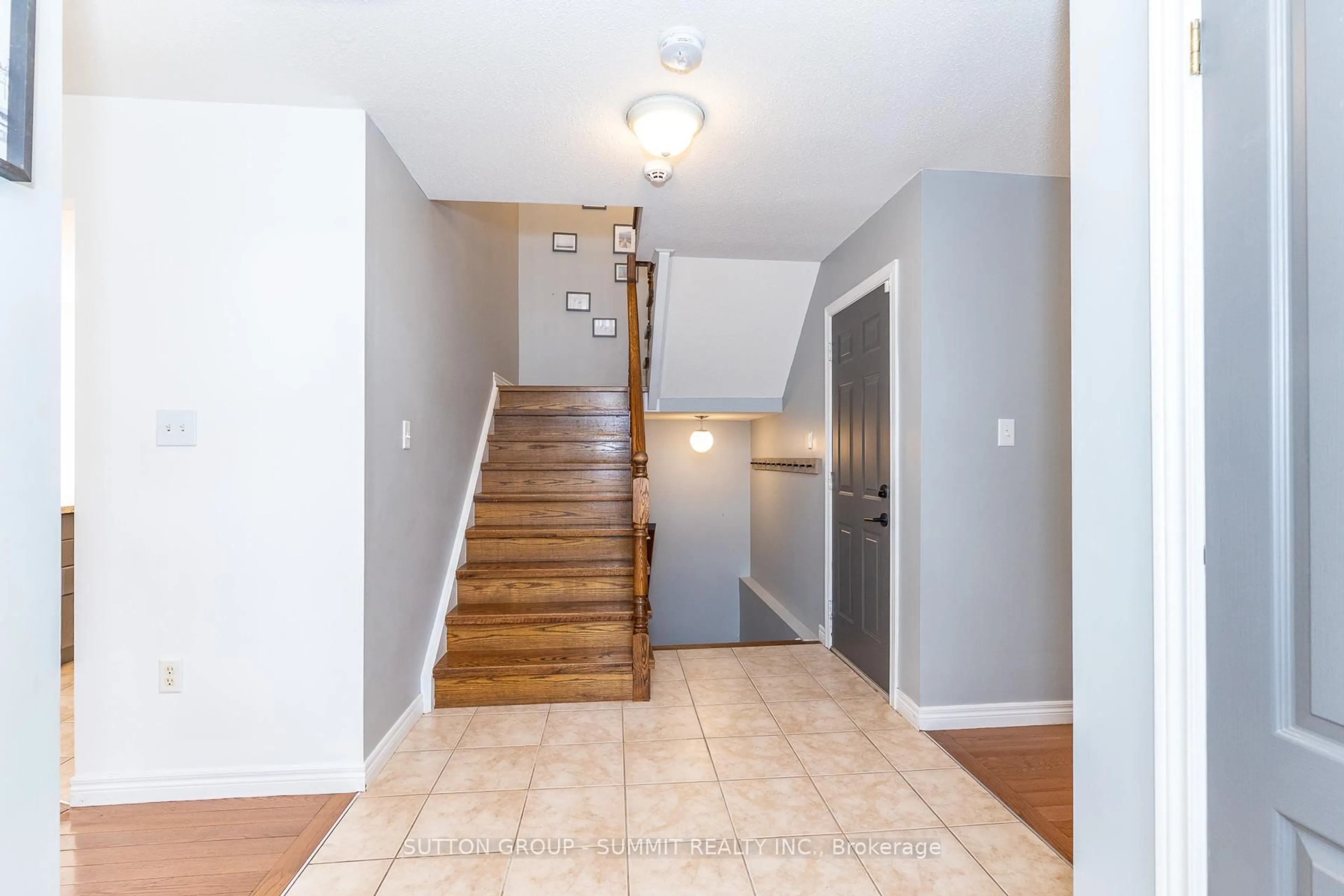 Indoor entryway for 4055 Forest Run Ave #54, Burlington Ontario L7M 5B8