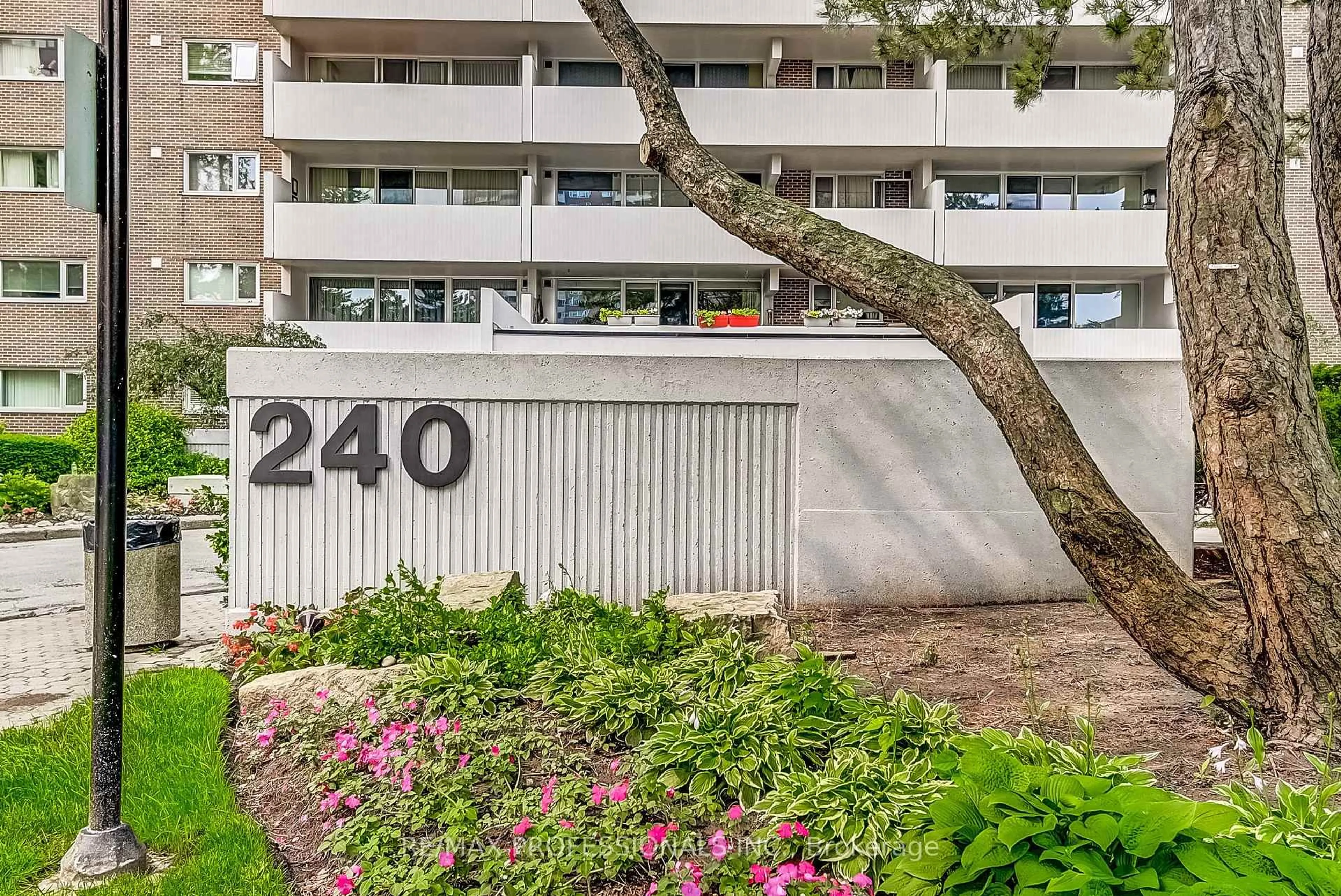 Patio, street for 240 Scarlett Rd #1405, Toronto Ontario M6N 4X4