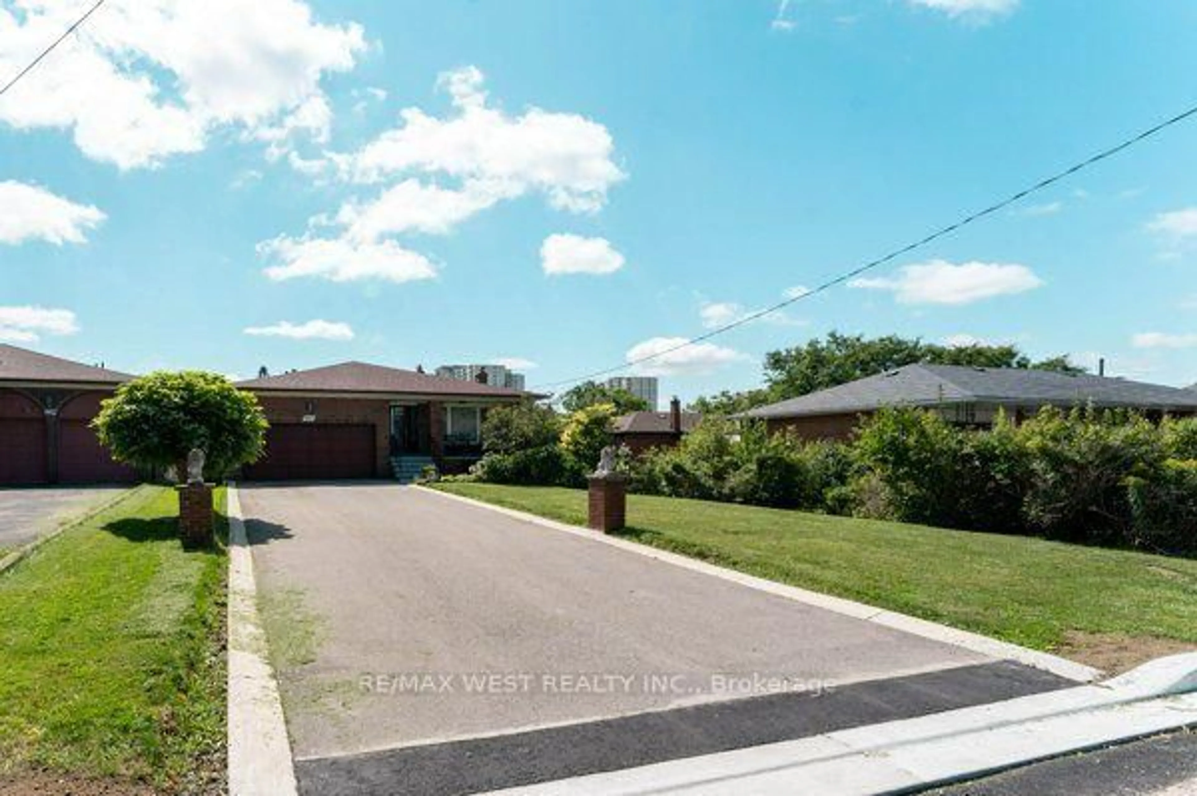 A pic from outside/outdoor area/front of a property/back of a property/a pic from drone, street for 25A St Andrews Blvd, Toronto Ontario M9R 1V9