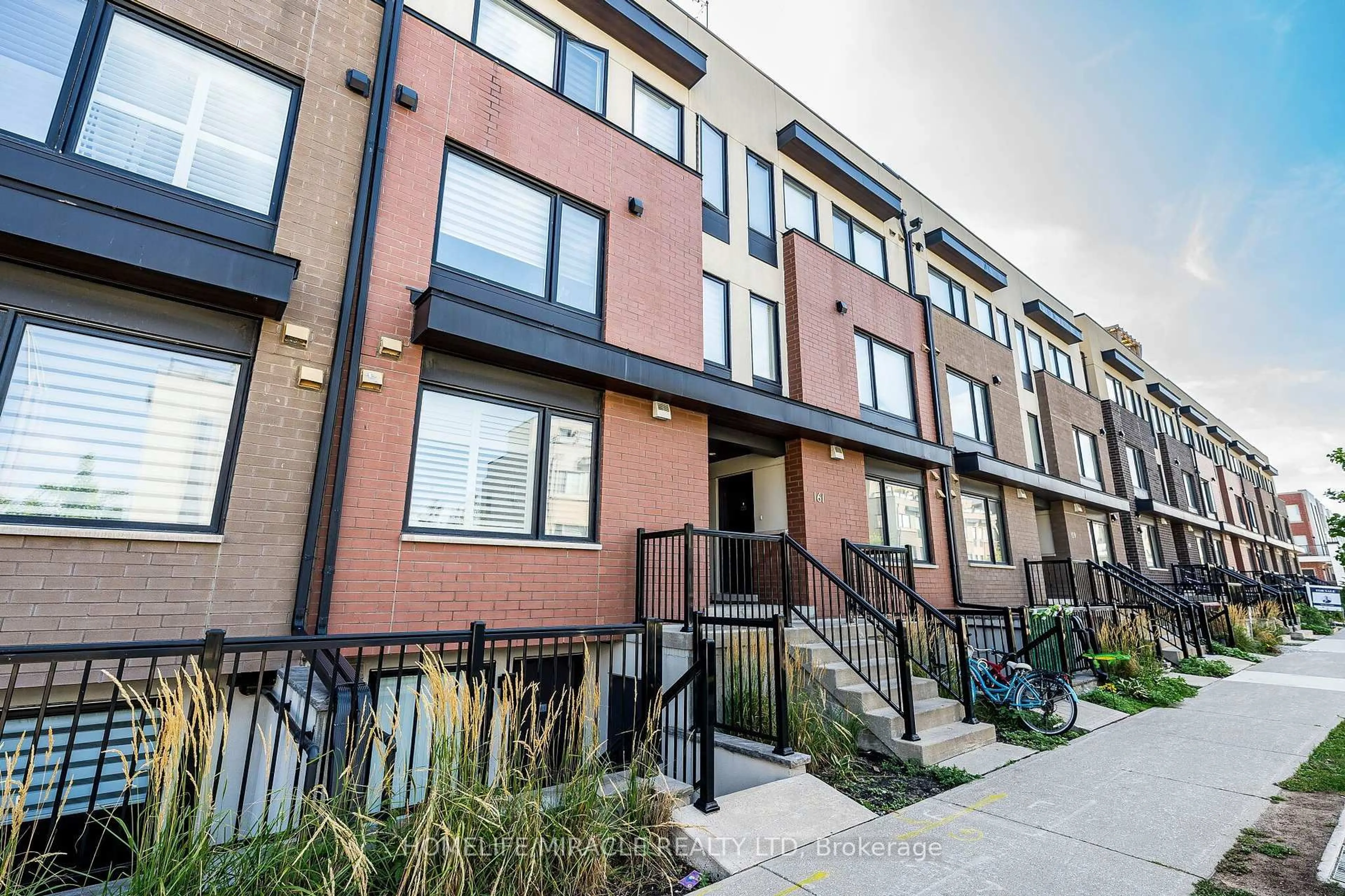 Patio, street for 161 William Duncan Rd #8, Toronto Ontario M3K 0B9