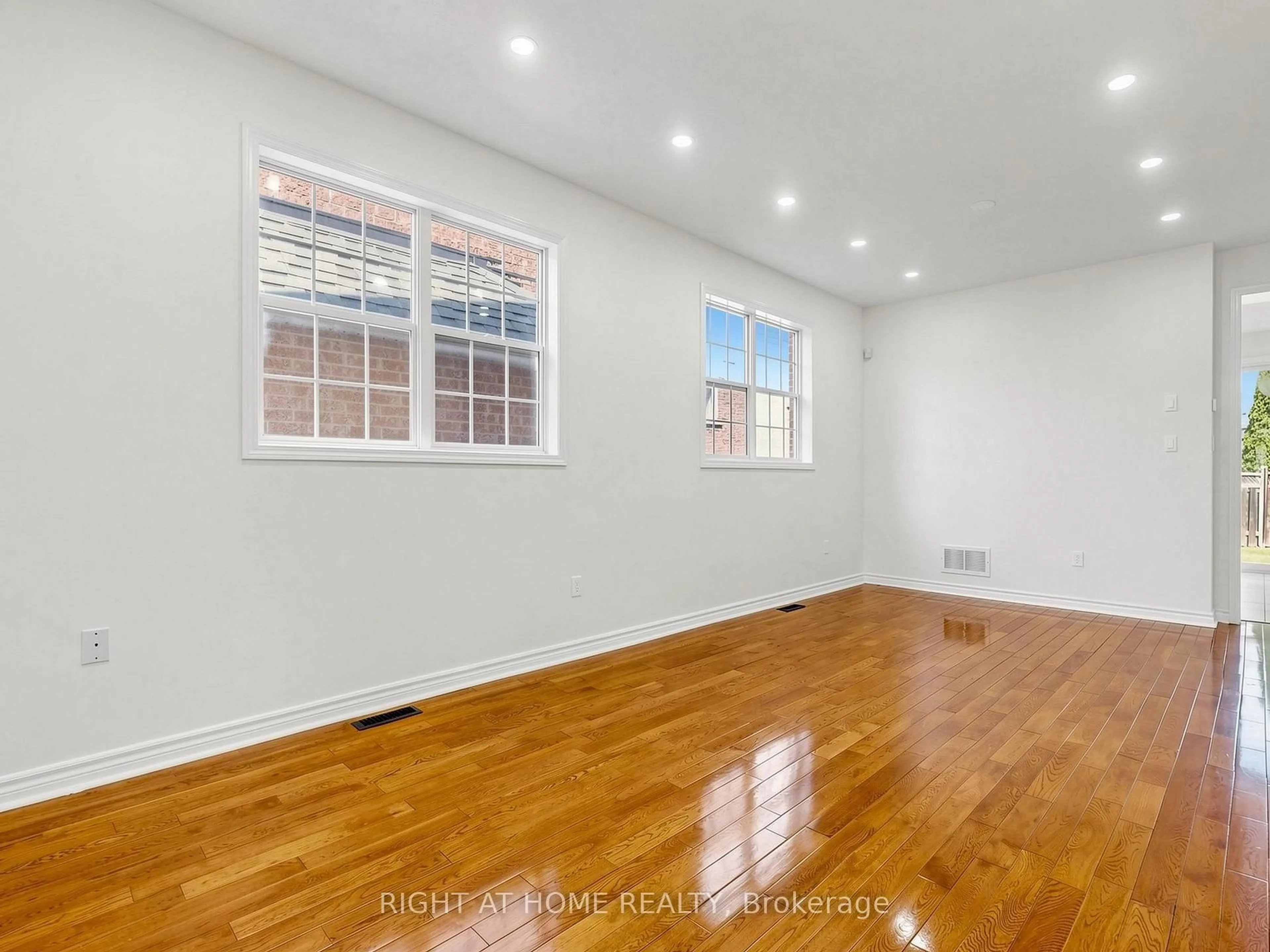 A pic of a room for 5817 Whitehorn Ave, Mississauga Ontario L5V 2W6