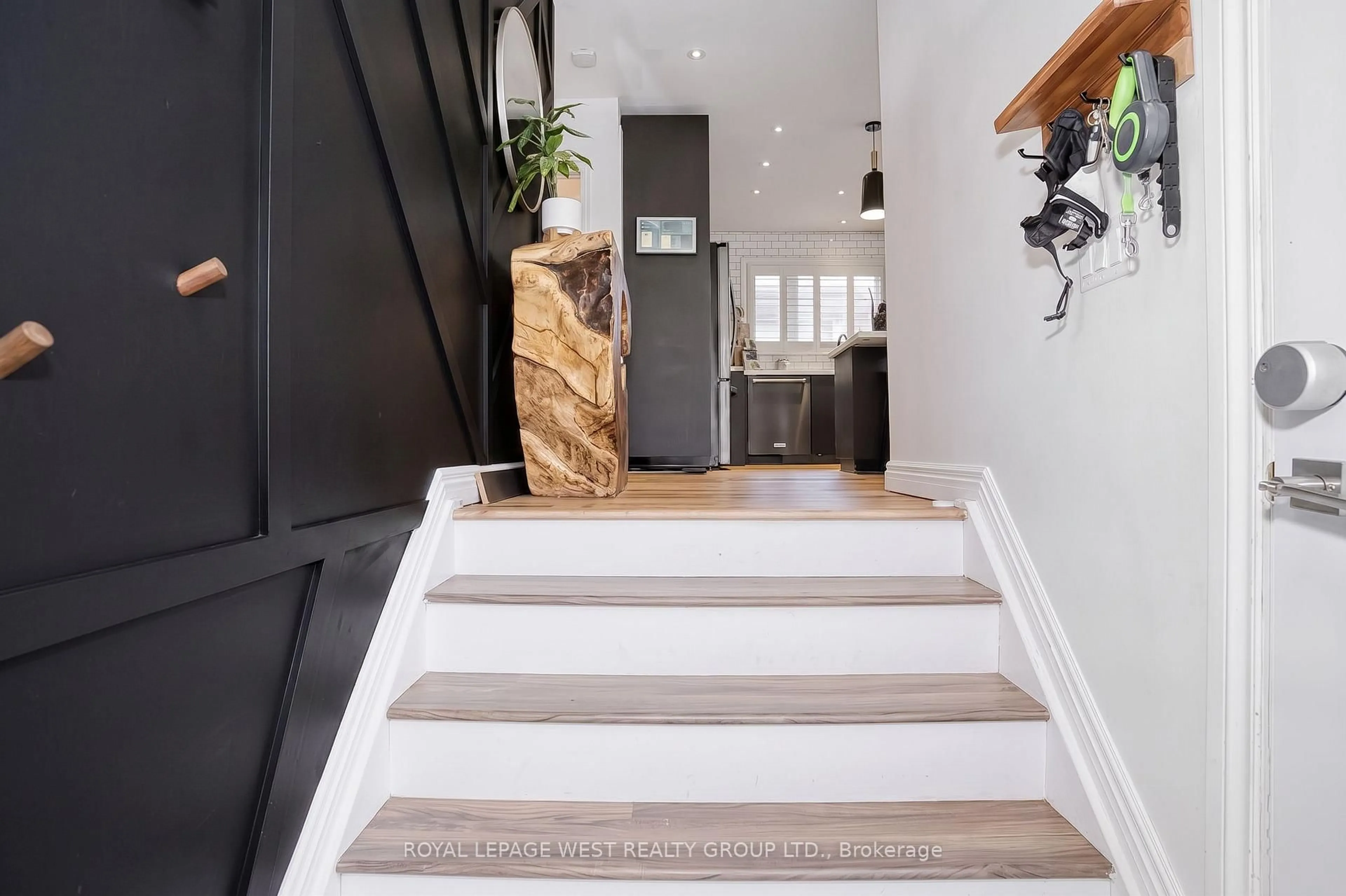 Indoor entryway for 12 Leavenworth Cres, Toronto Ontario M9C 1T4