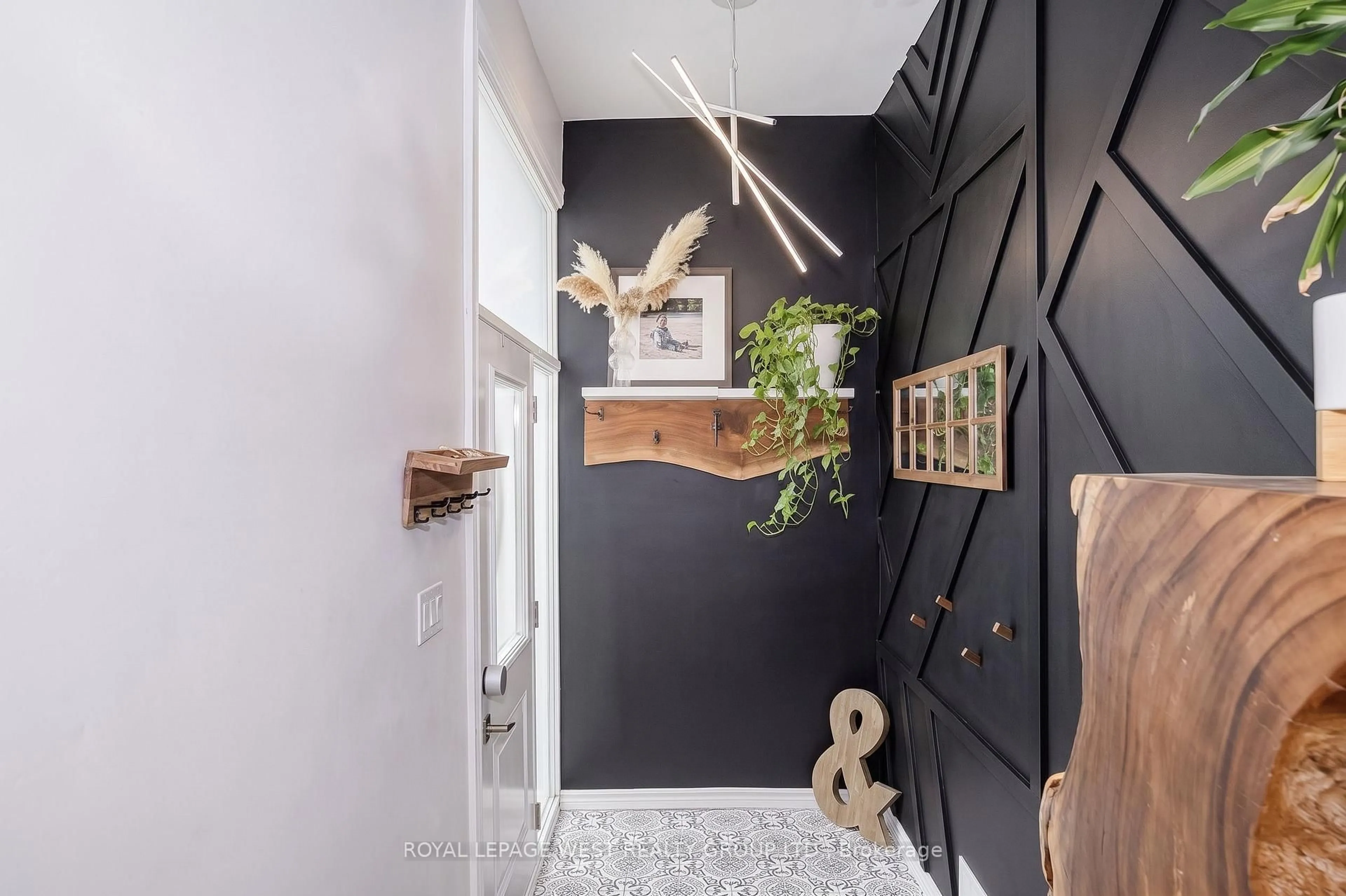 Indoor entryway for 12 Leavenworth Cres, Toronto Ontario M9C 1T4