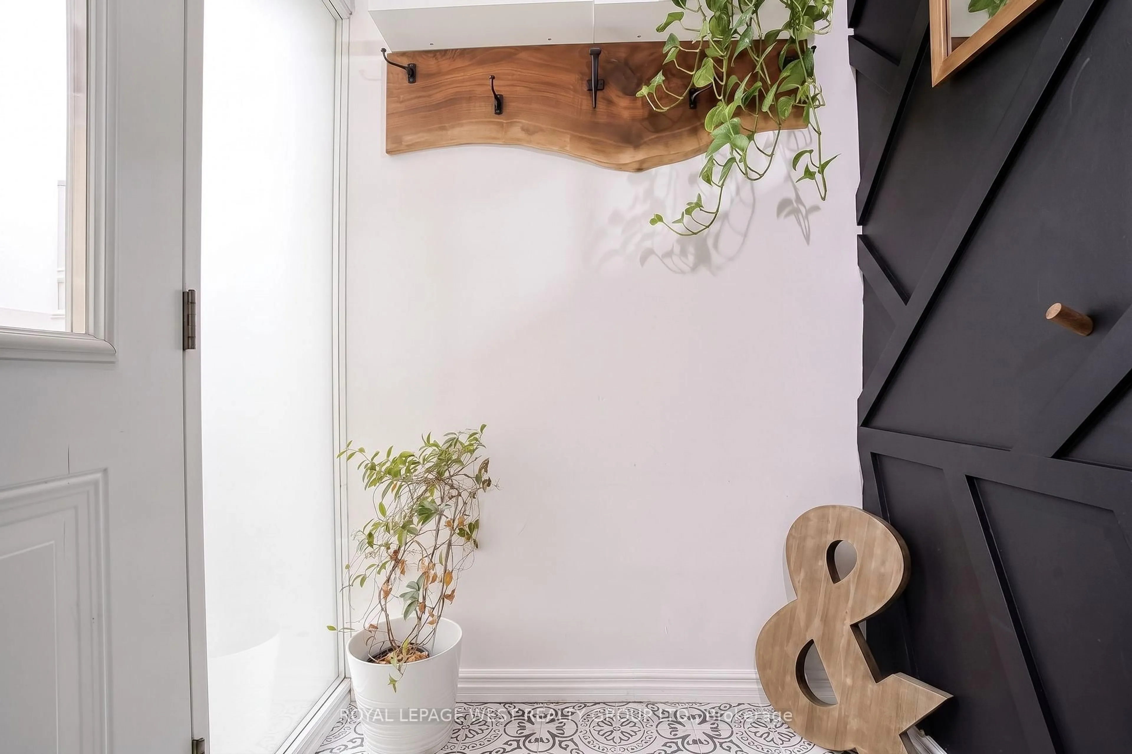 Indoor entryway for 12 Leavenworth Cres, Toronto Ontario M9C 1T4