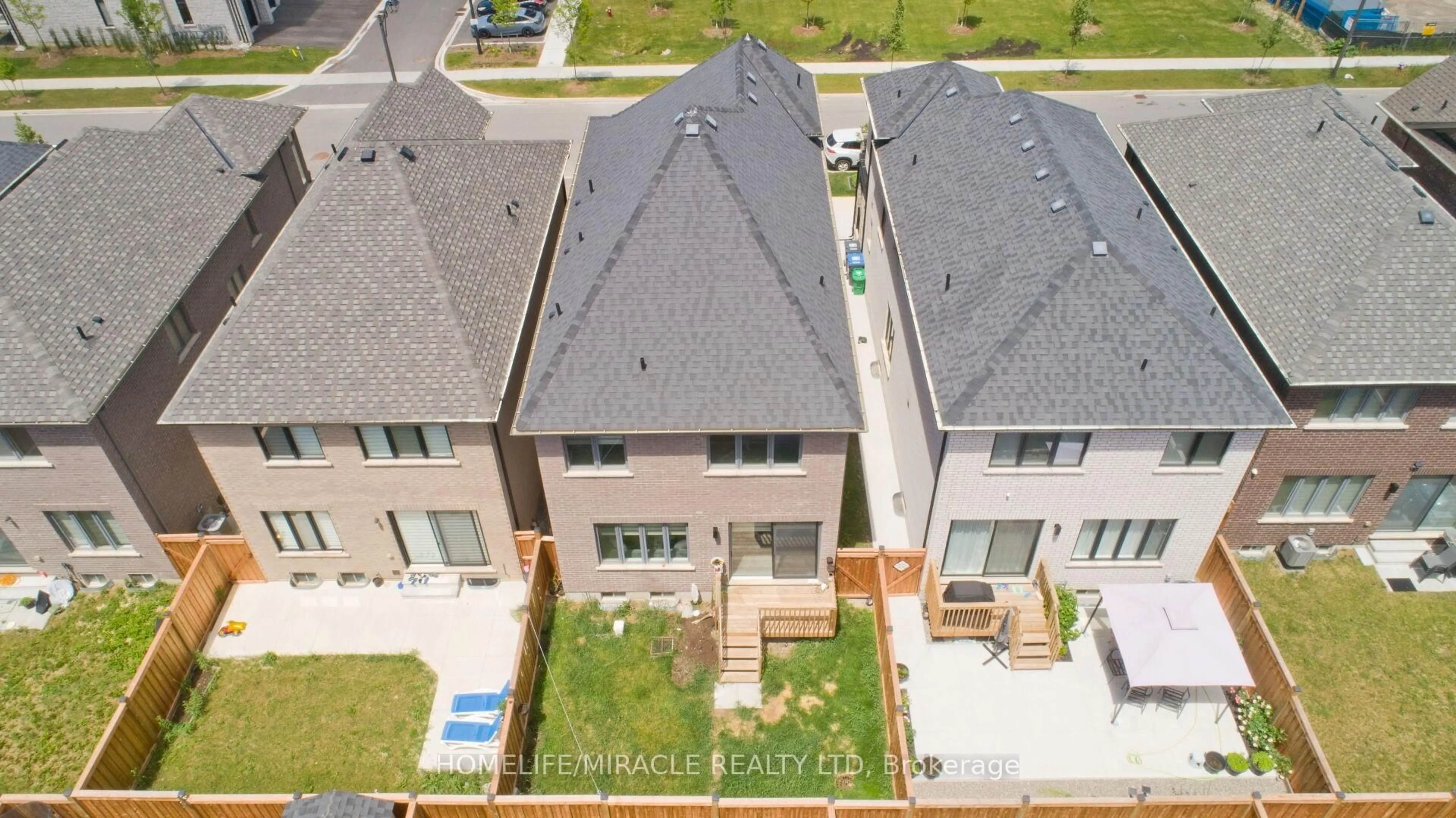 A pic from outside/outdoor area/front of a property/back of a property/a pic from drone, street for 23 Pattulo Dr, Caledon Ontario L7C 4L1