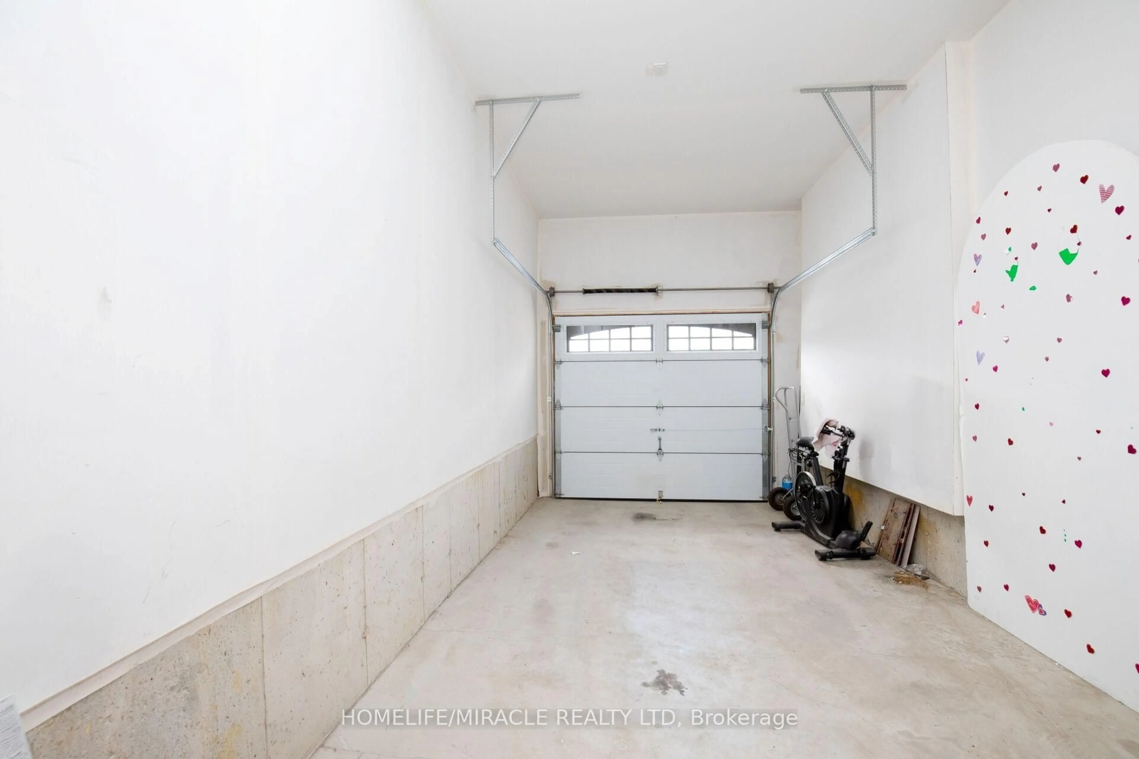 Indoor garage for 23 Pattulo Dr, Caledon Ontario L7C 4L1