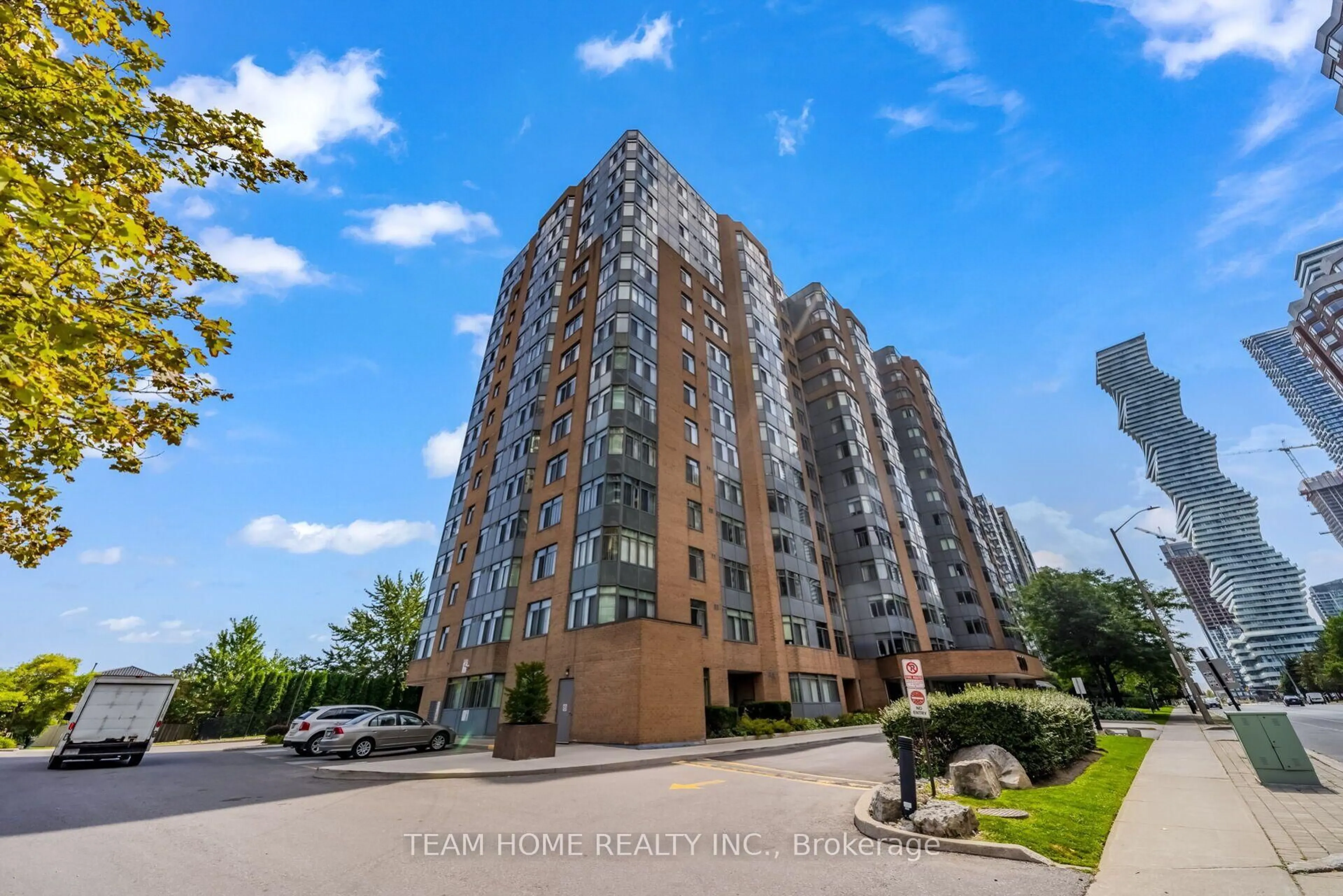 A pic from outside/outdoor area/front of a property/back of a property/a pic from drone, unknown for 300 Webb Dr #604, Mississauga Ontario L5B 3W3