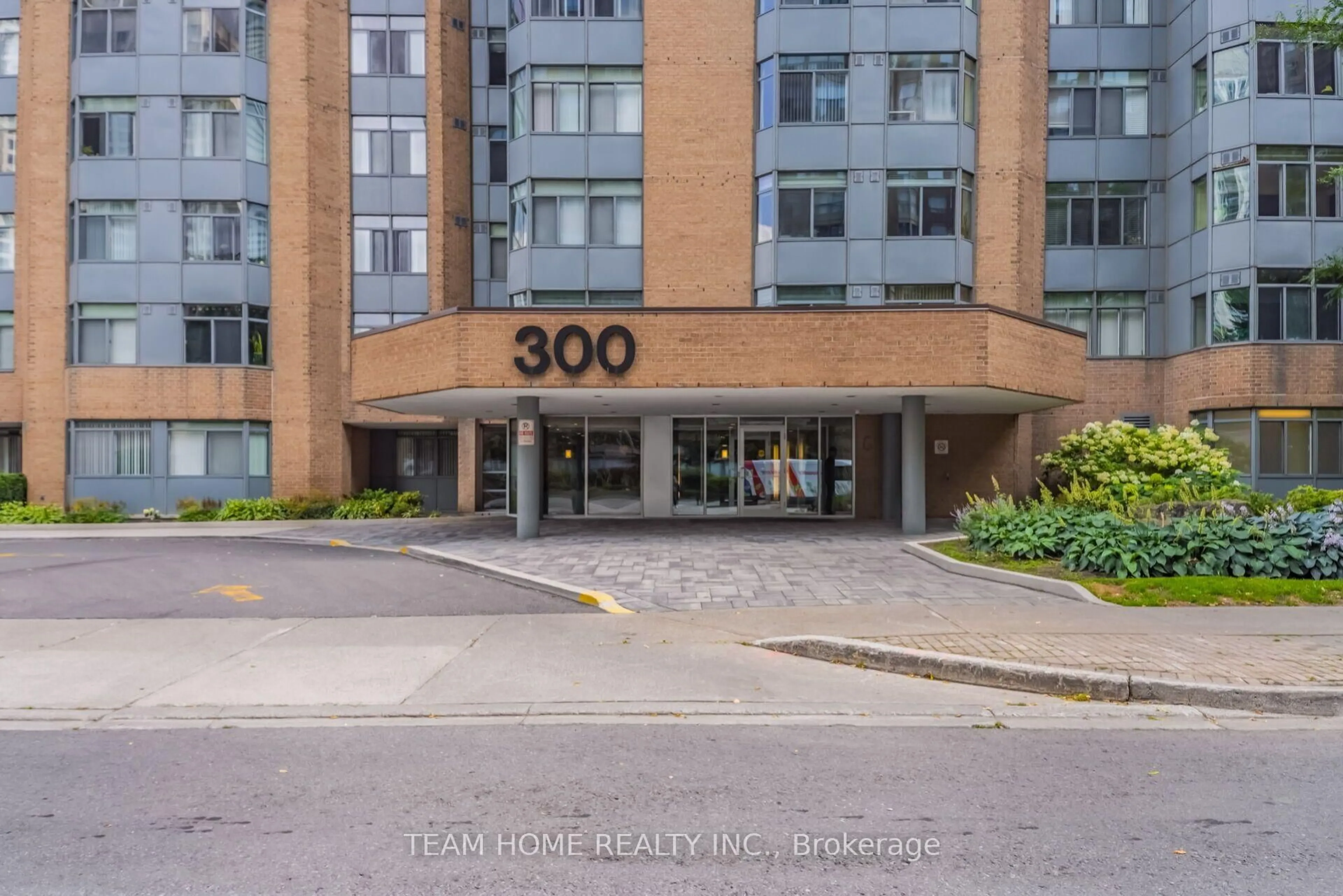 Indoor foyer for 300 Webb Dr #604, Mississauga Ontario L5B 3W3