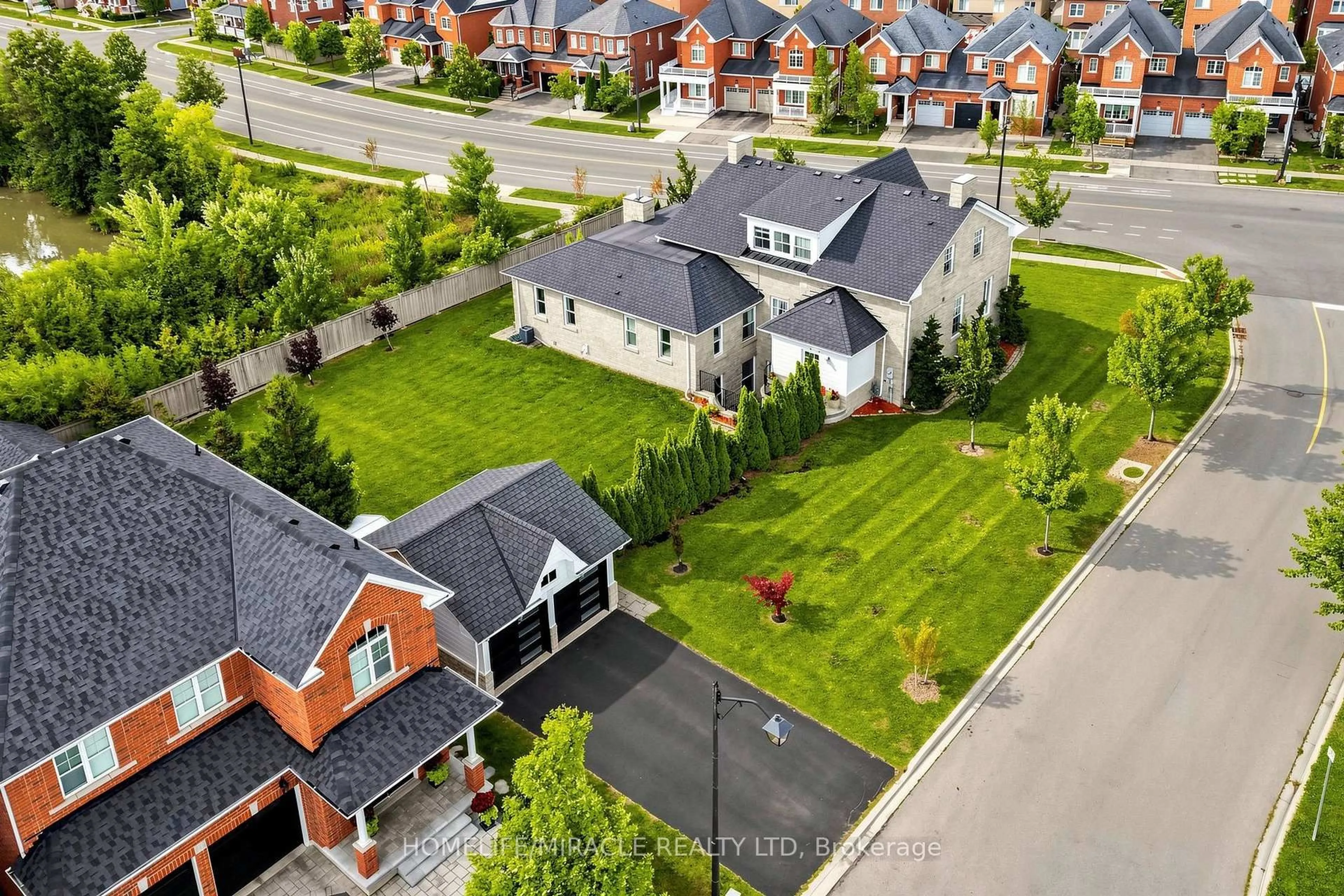 A pic from outside/outdoor area/front of a property/back of a property/a pic from drone, street for 477 Savoline Blvd, Milton Ontario L9T 7X4