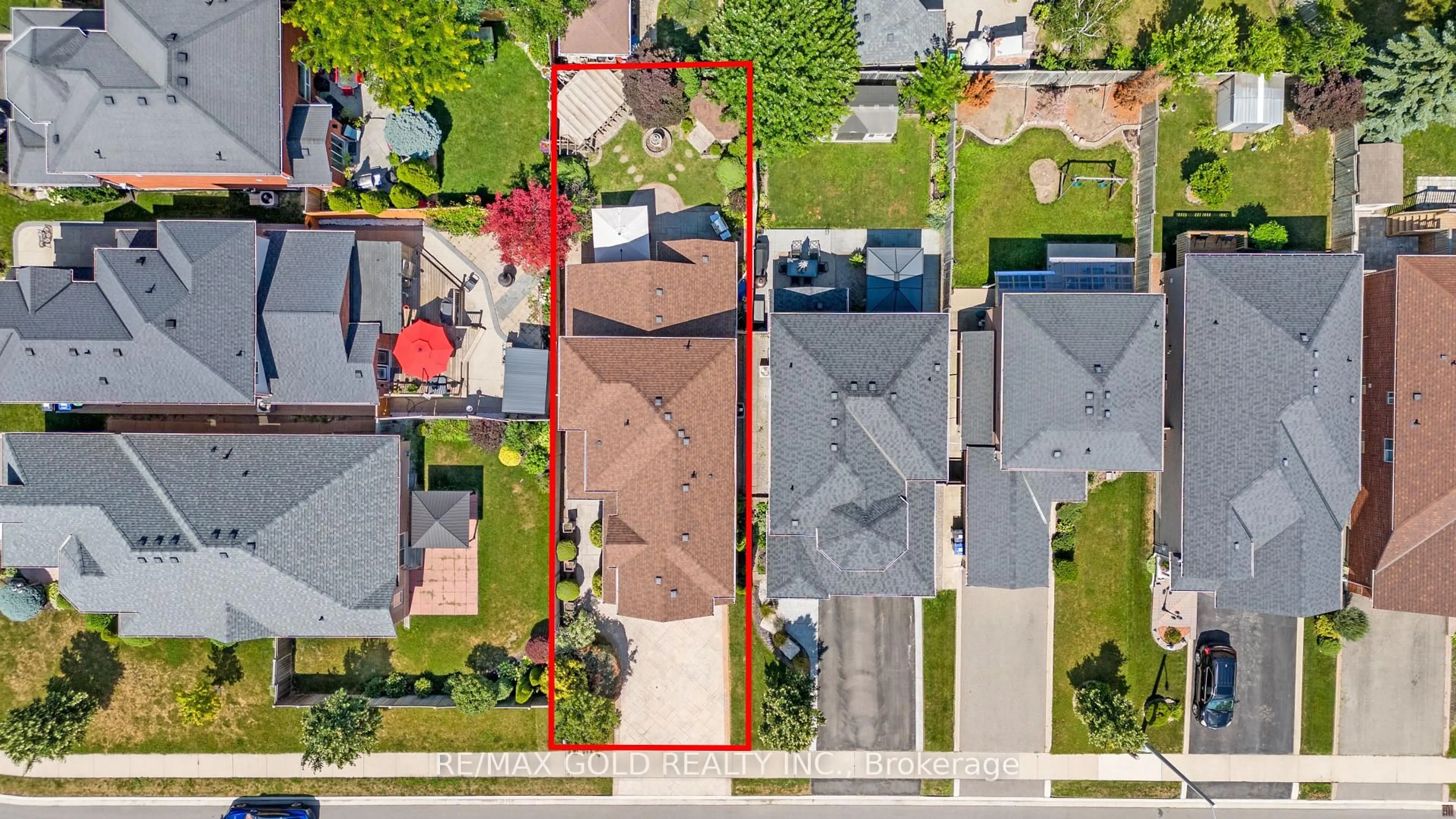 A pic from outside/outdoor area/front of a property/back of a property/a pic from drone, street for 18 Sundridge St, Brampton Ontario L7A 1L3