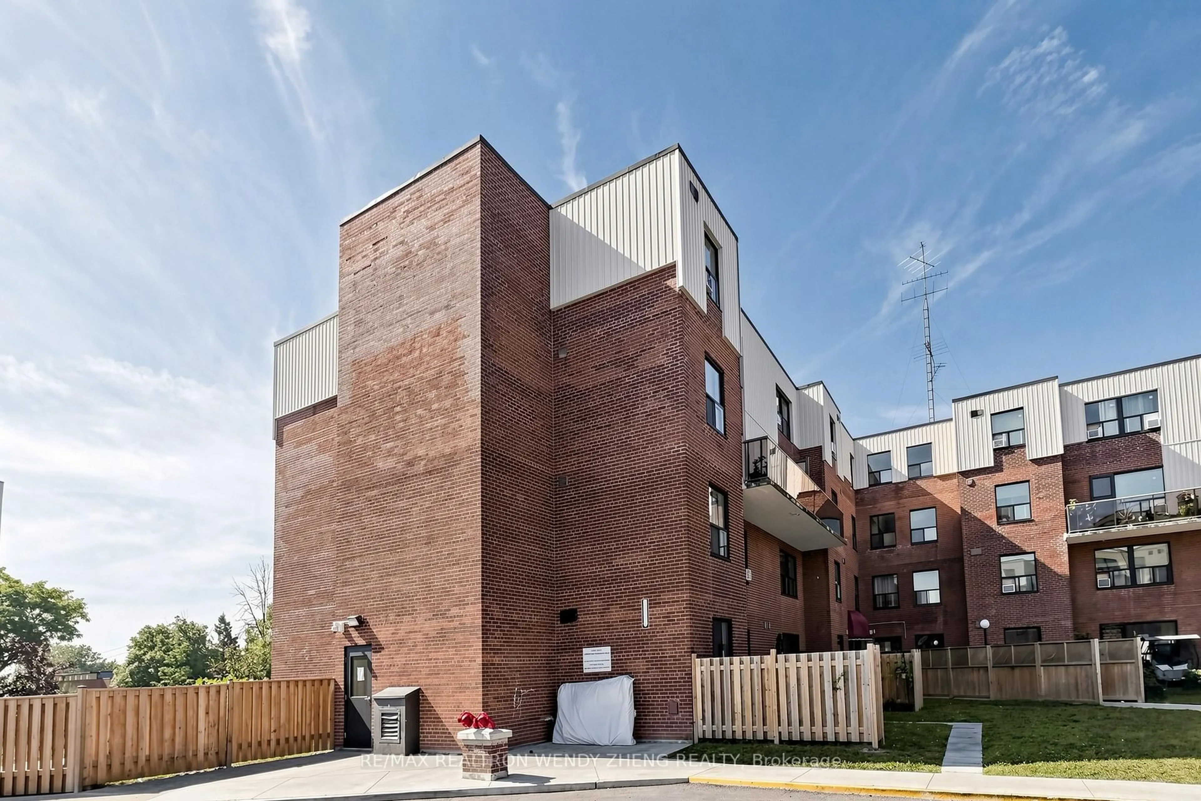 Home with brick exterior material, building for 1055A Forestwood Dr #111, Mississauga Ontario L5C 2T8