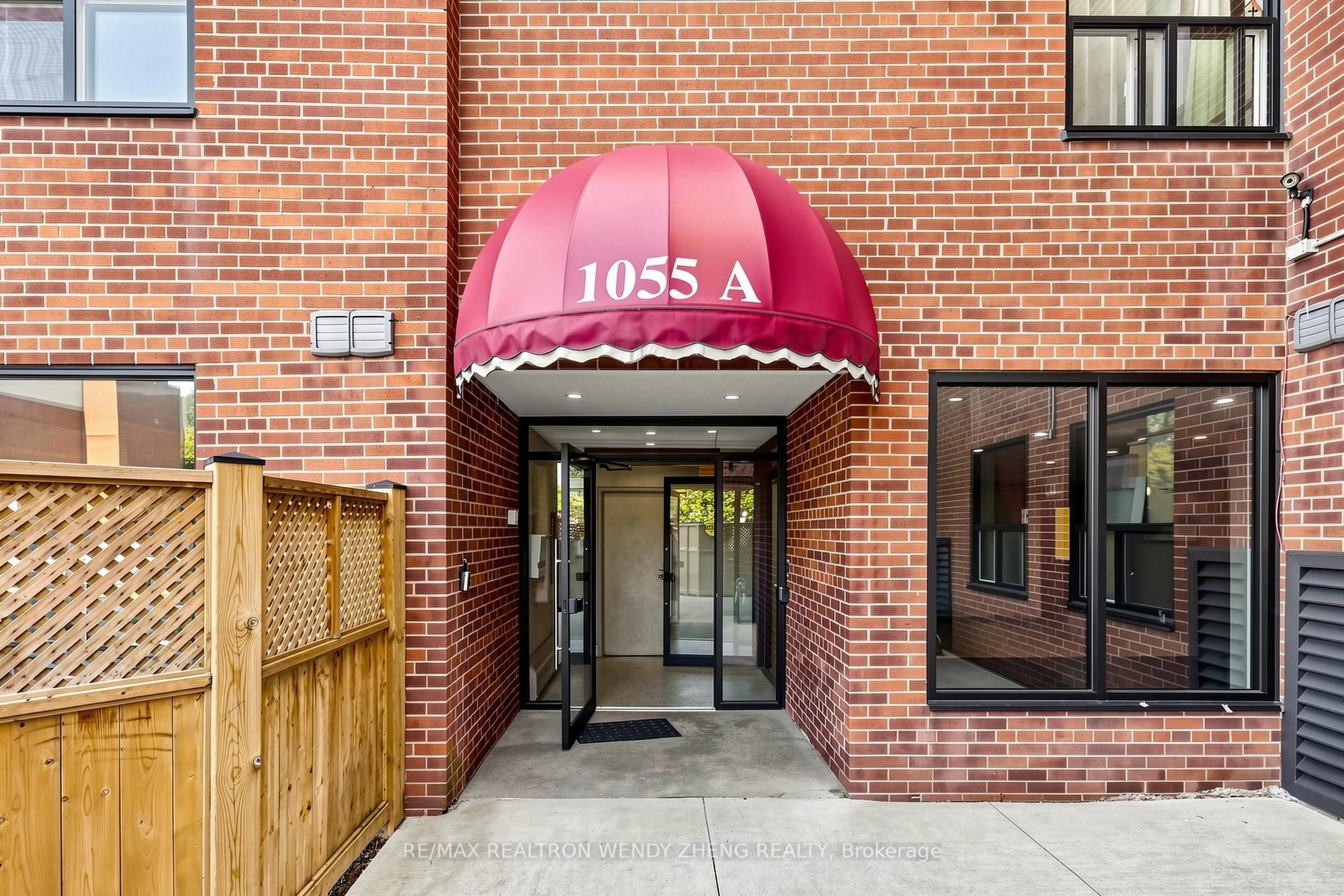 Indoor foyer for 1055A Forestwood Dr #111, Mississauga Ontario L5C 2T8