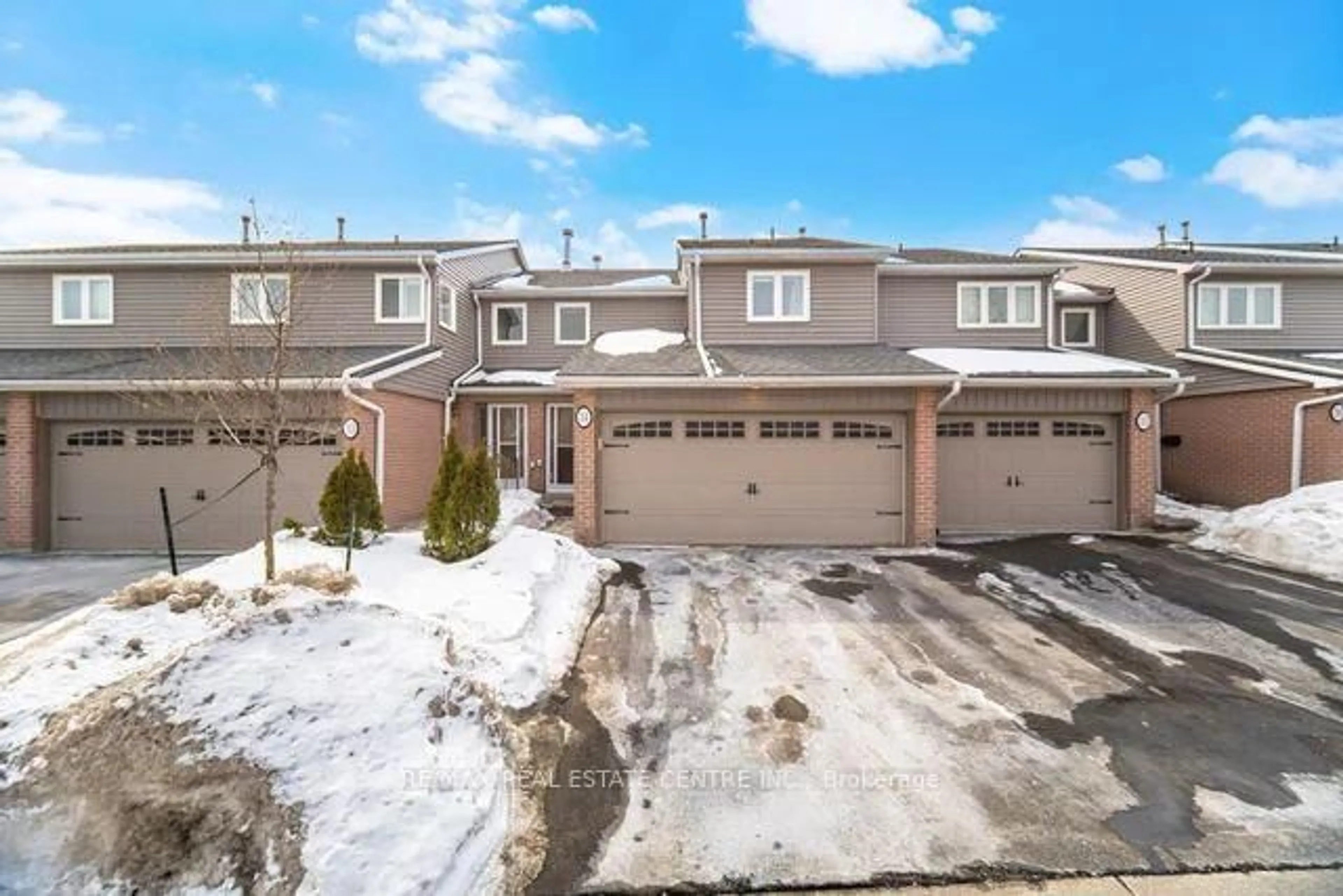 A pic from outside/outdoor area/front of a property/back of a property/a pic from drone, street for 3125 Fifth Line #34, Mississauga Ontario L5L 3S8