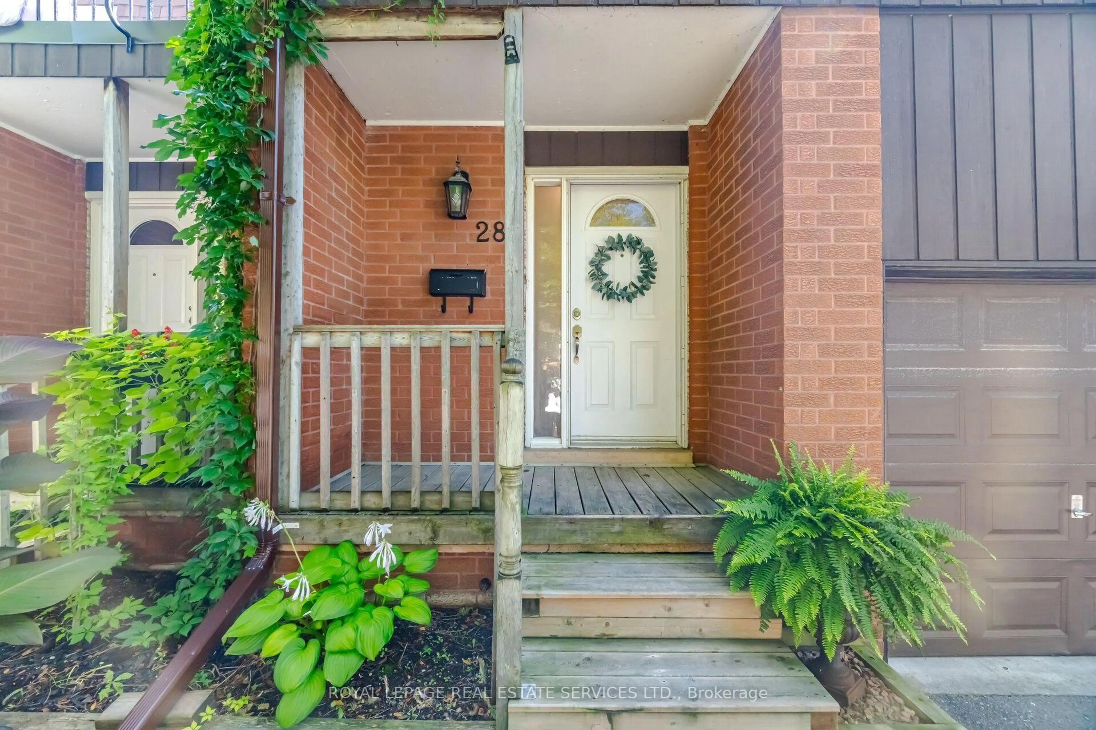 Indoor entryway for 750 Burnhamthorpe Rd #28, Mississauga Ontario L4Y 2X3