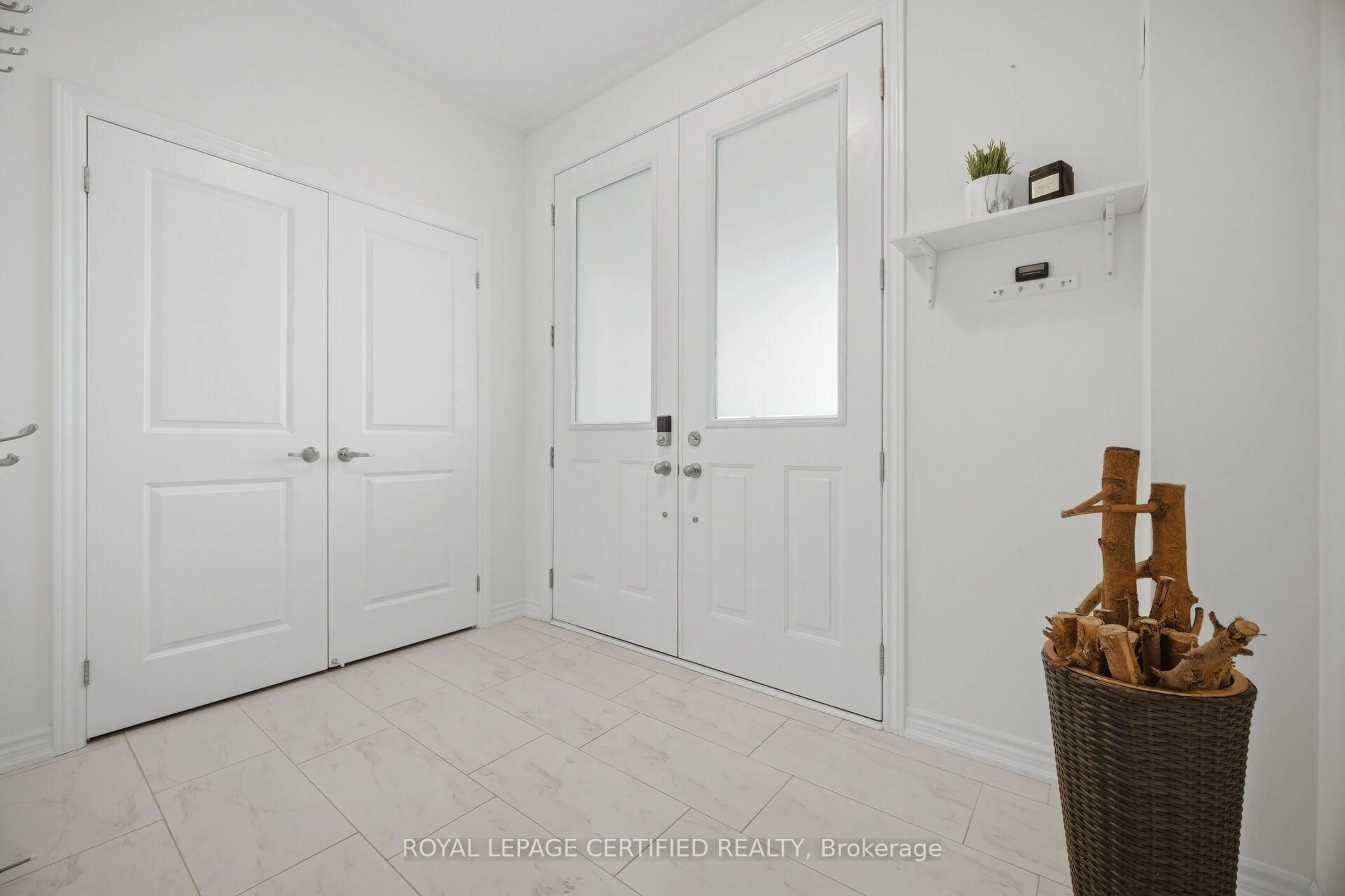 Indoor entryway for 29 Lippa Dr, Caledon Ontario L7C 4M3