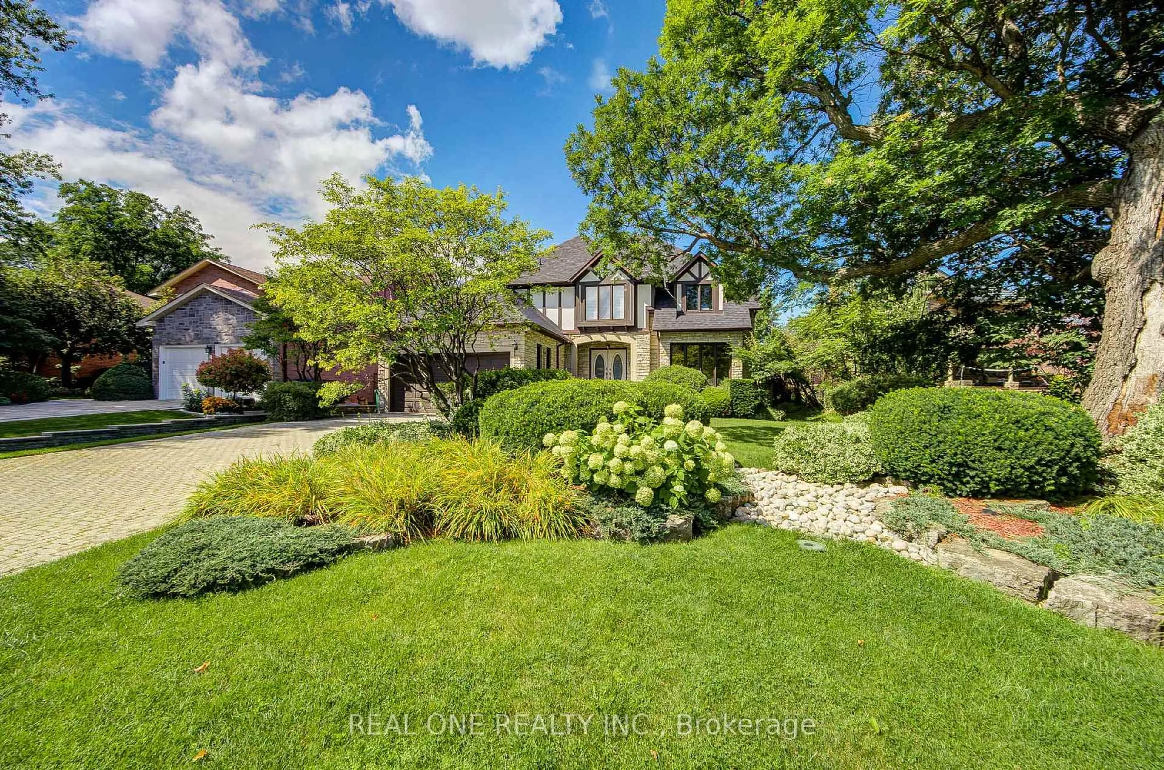 A pic from outside/outdoor area/front of a property/back of a property/a pic from drone, street for 2025 BURBANK Dr, Mississauga Ontario L5L 2T6